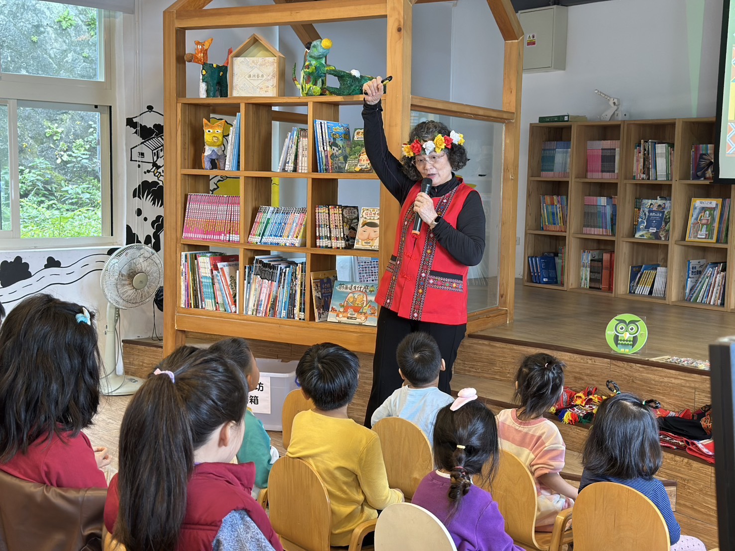▲大家認真聽著故事，故事奶奶說：待會有有獎徵答會送禮物唷！(圖/新北市政府原民局提供)
