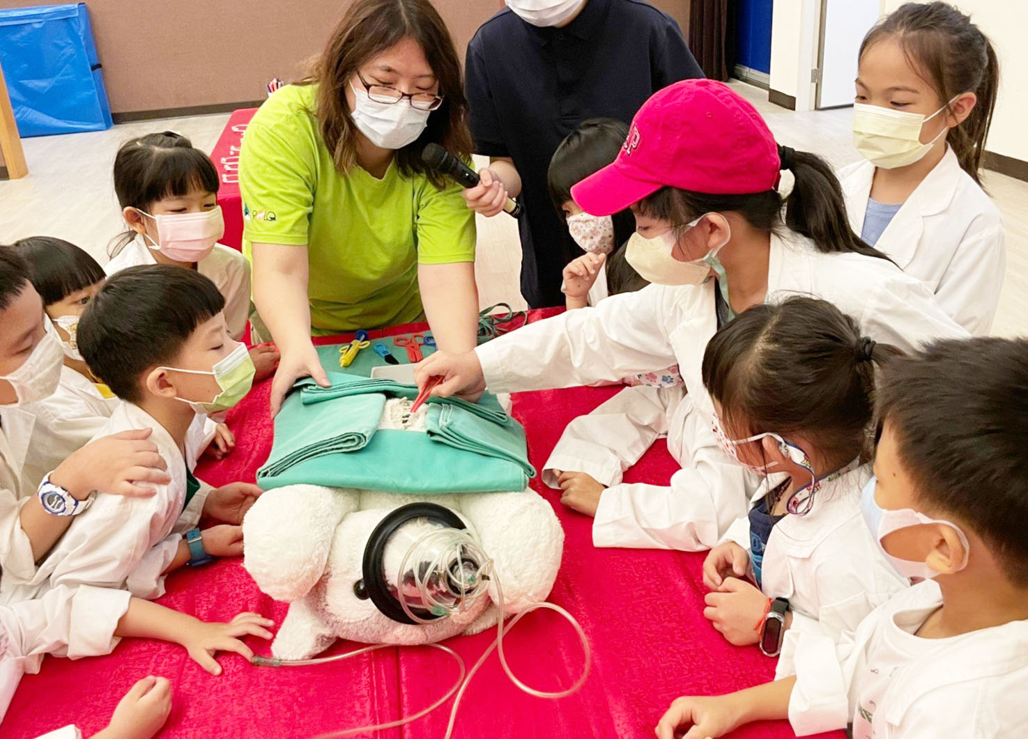 「亞洲寵物博物館」透過問答互動與模擬體驗，認識飼主責任與醫療照護知識。