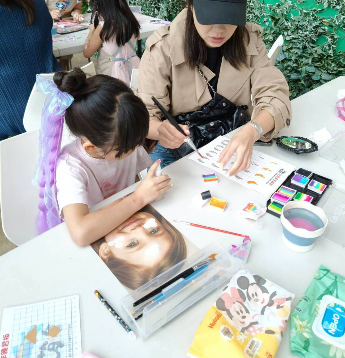 「兒童面部彩繪」課程，啵啵老師將帶領孩子探索色彩、體驗臉部彩繪與精緻眉心貼。