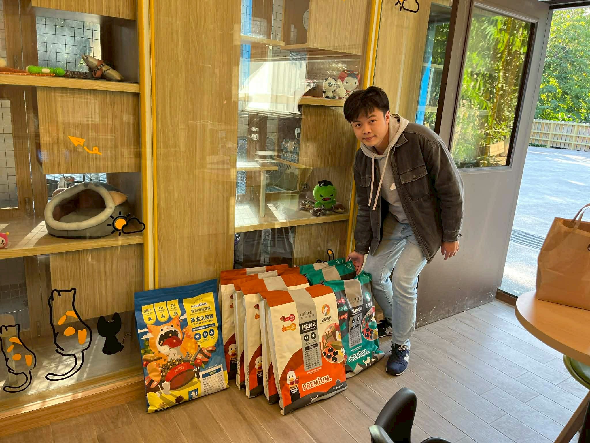 新郎湯先生長期關心流浪動物議題，自民國113年起即持續募集資源捐贈飼料及物資予新北市多處動物之家
