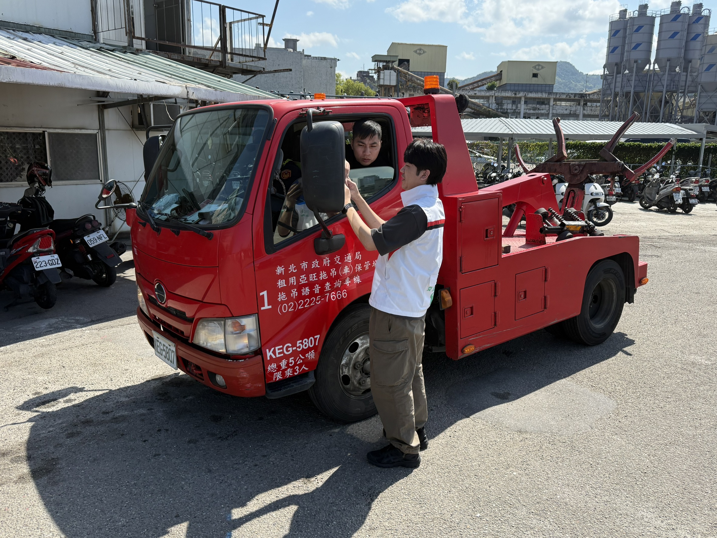 交通局今日派員至委外民間拖吊場查核員工及車輛管理