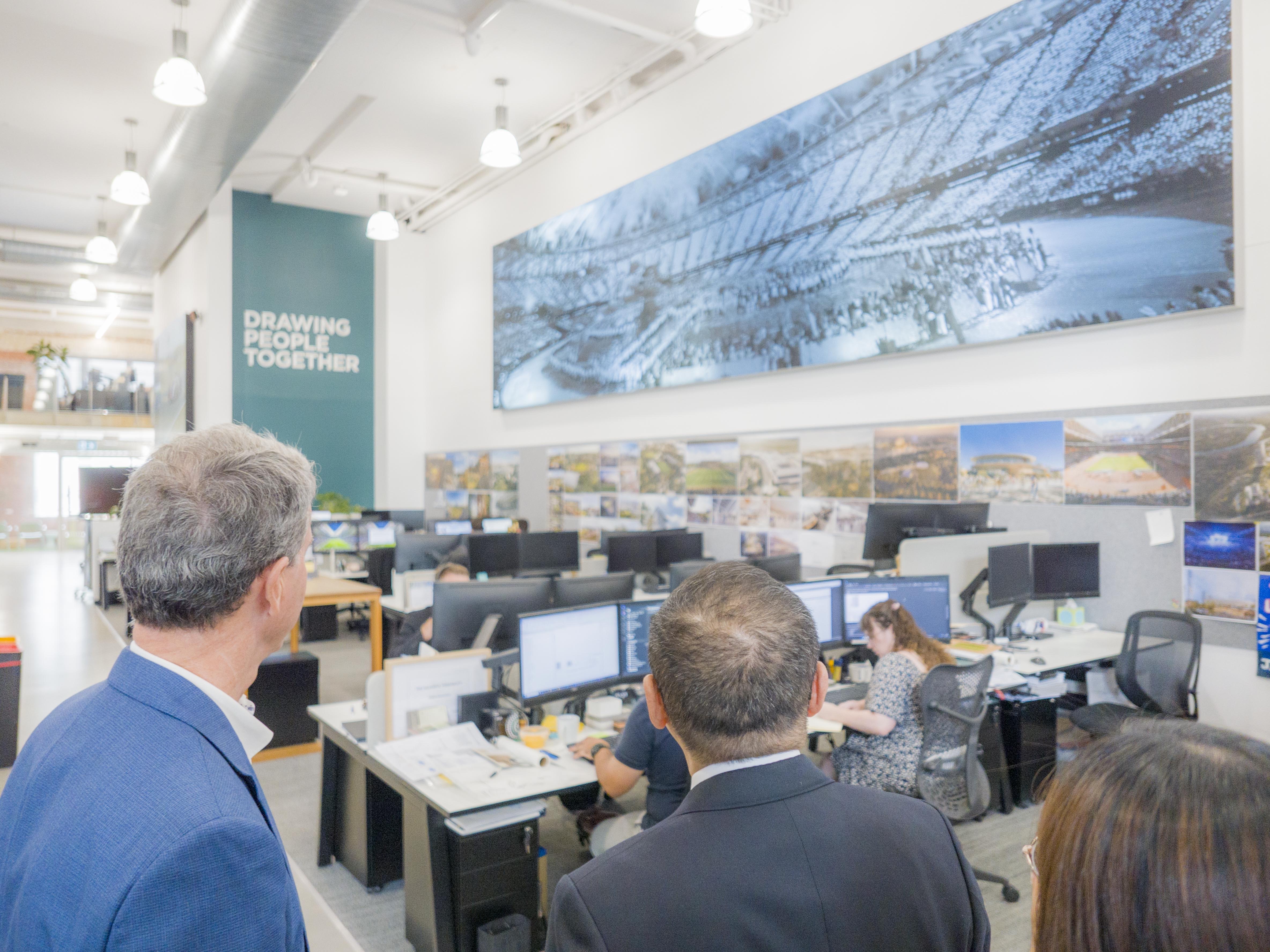 新北市長侯友宜今（17）日參訪Populous亞太區總部，與該公司全球總監暨共同創辦人Paul Henry會面交流。