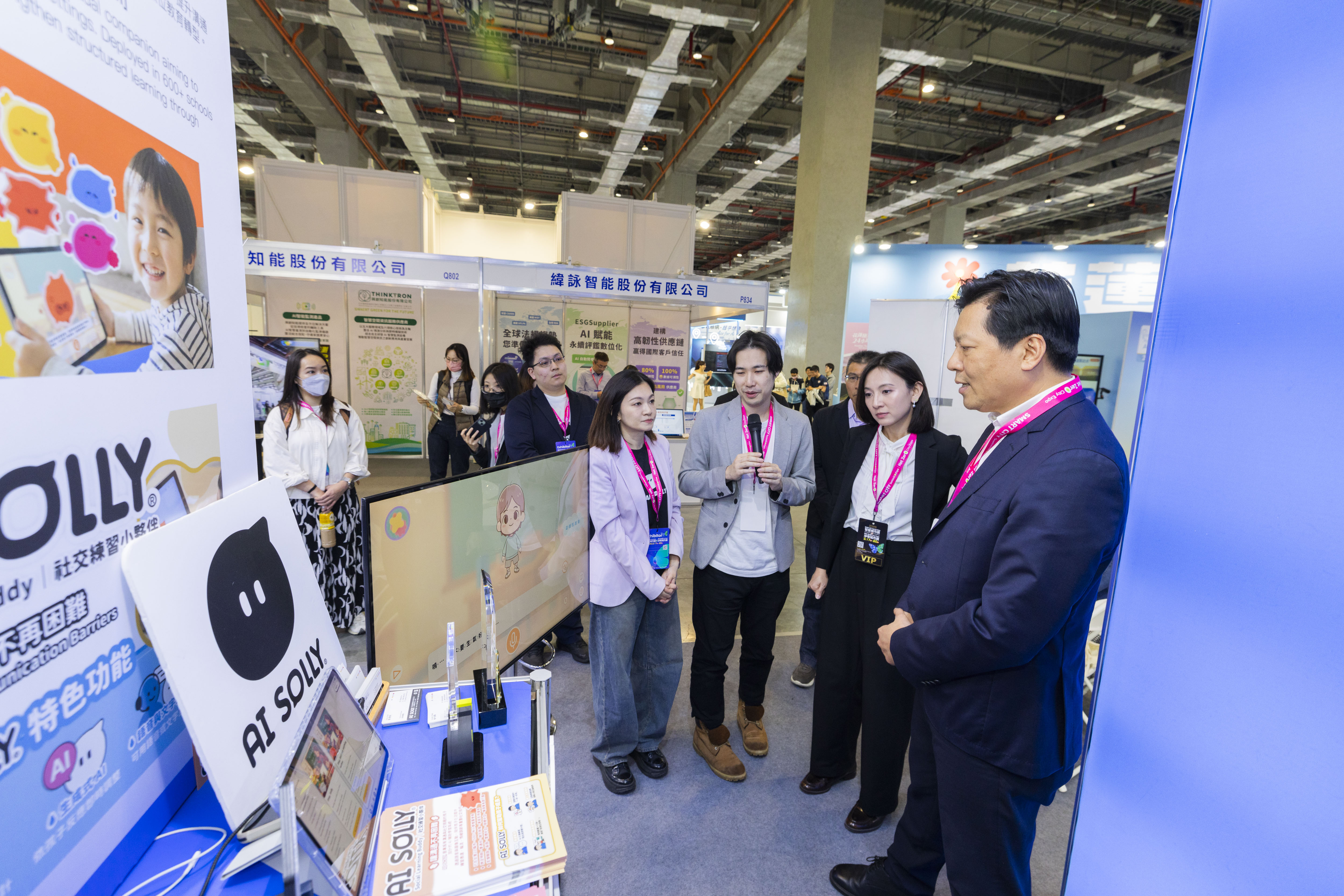 朱副市長至智慧城市展瞭解「宇宙製造」針對特殊教育提供的AI服務。