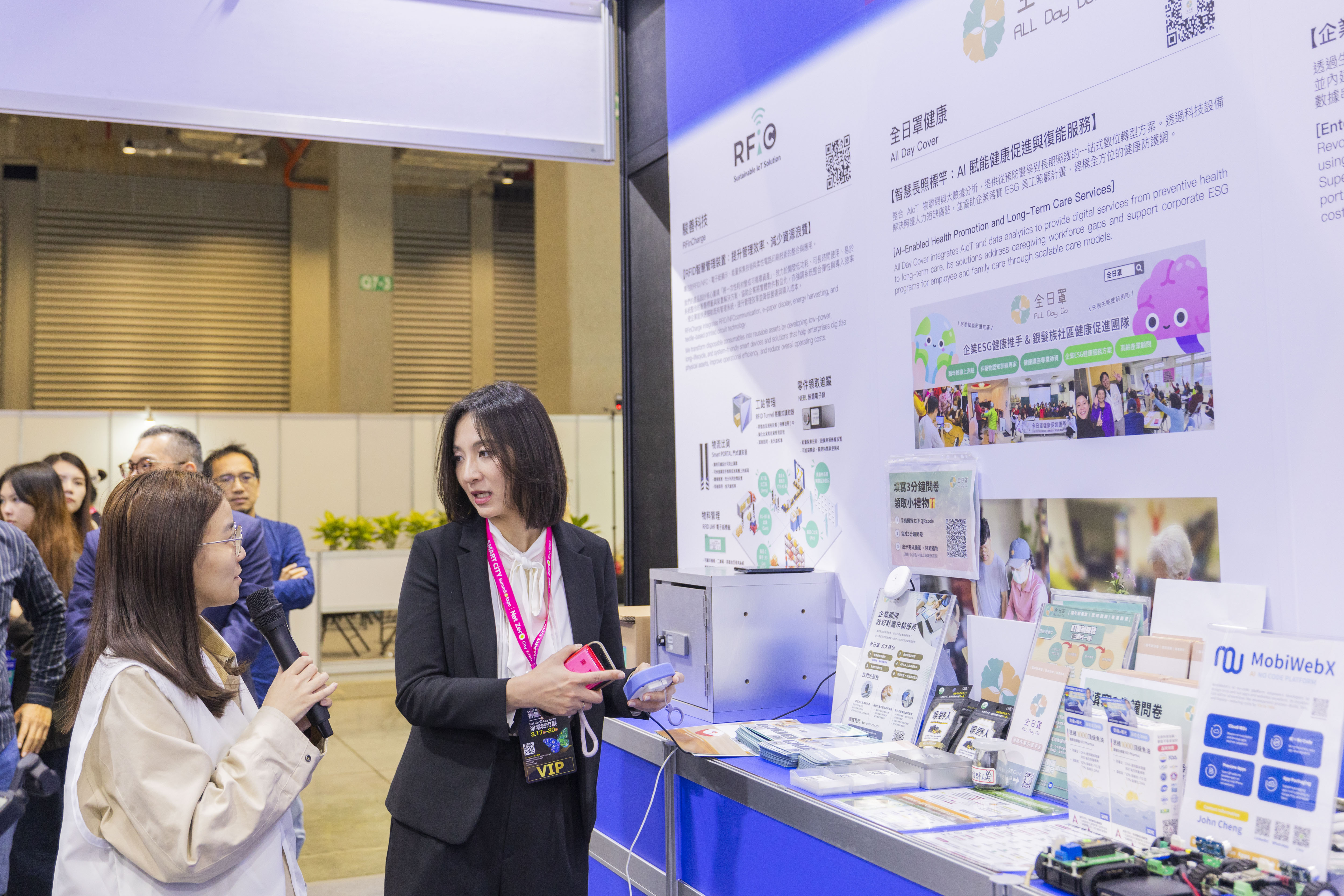全日罩研究專員王以萱說明智慧健康賦能服務。