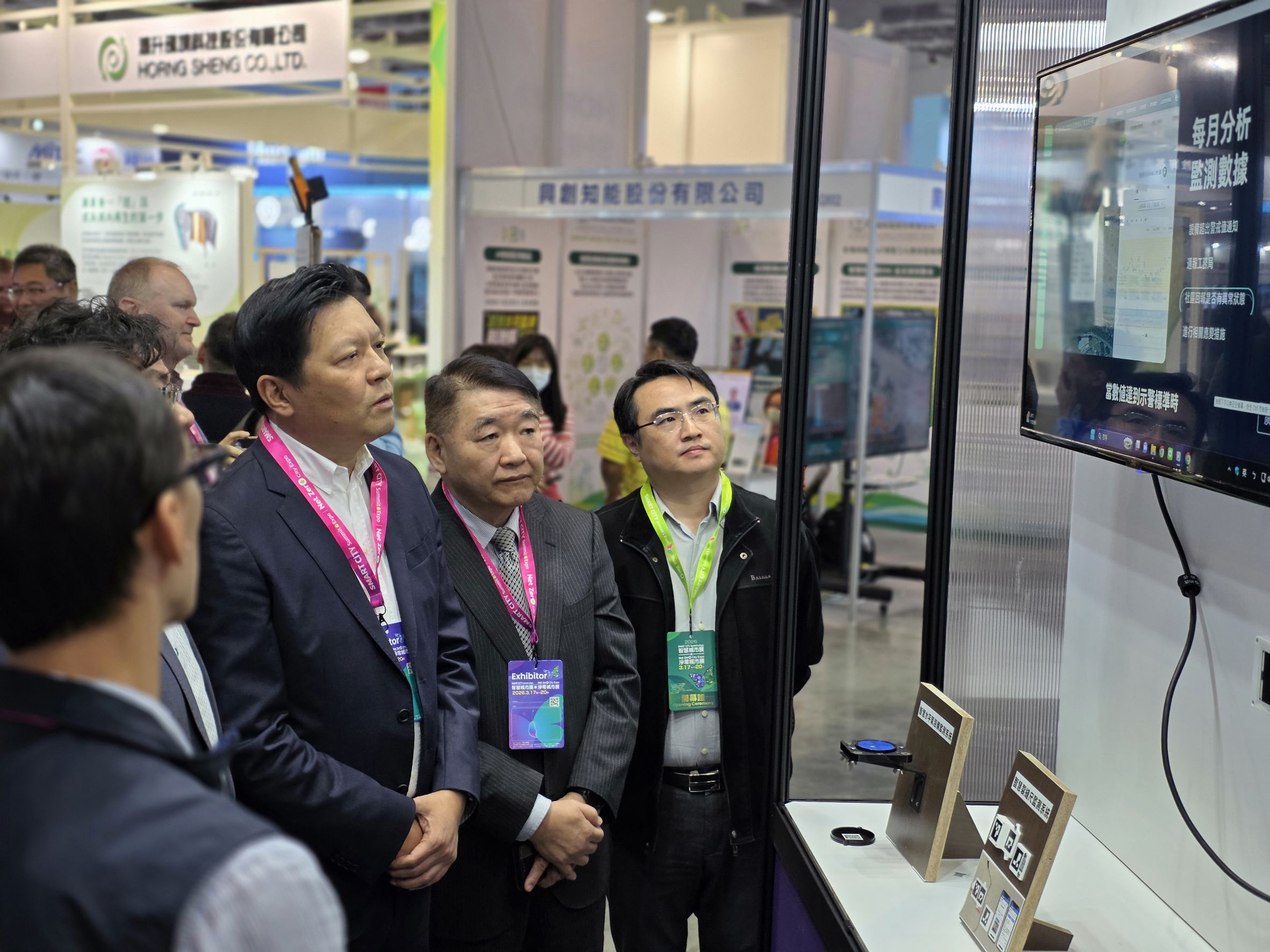 2026智慧城市展暨淨零城市展登場，朱惕之副市長（左三）在工務局長馮兆麟（左二）、工務局總工程司楊至中（左一）陪同下，逐一參觀新北市8大智慧治理成果。