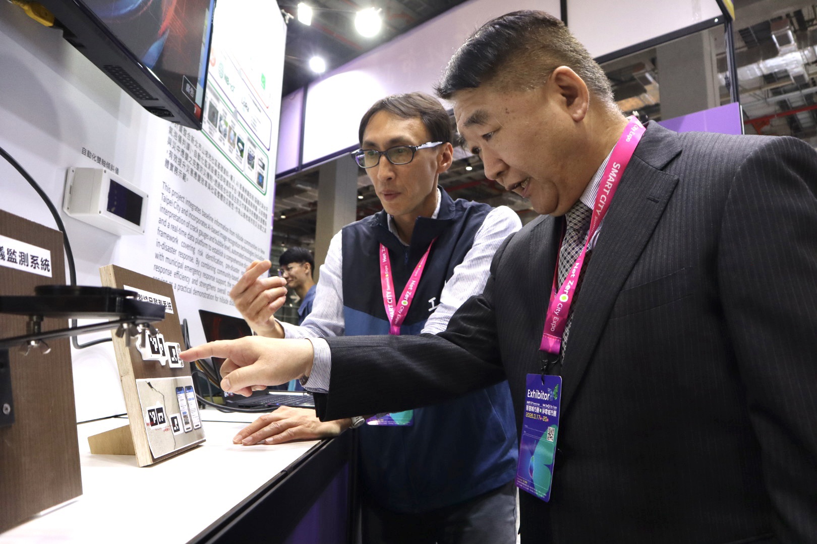 工務局長馮兆麟（右）到場參觀，了解新北山坡地智慧防災社區推動計劃成果，透過裂縫尺與水平氣泡儀等AI影像辨識技術導入，提升整體防災韌性。