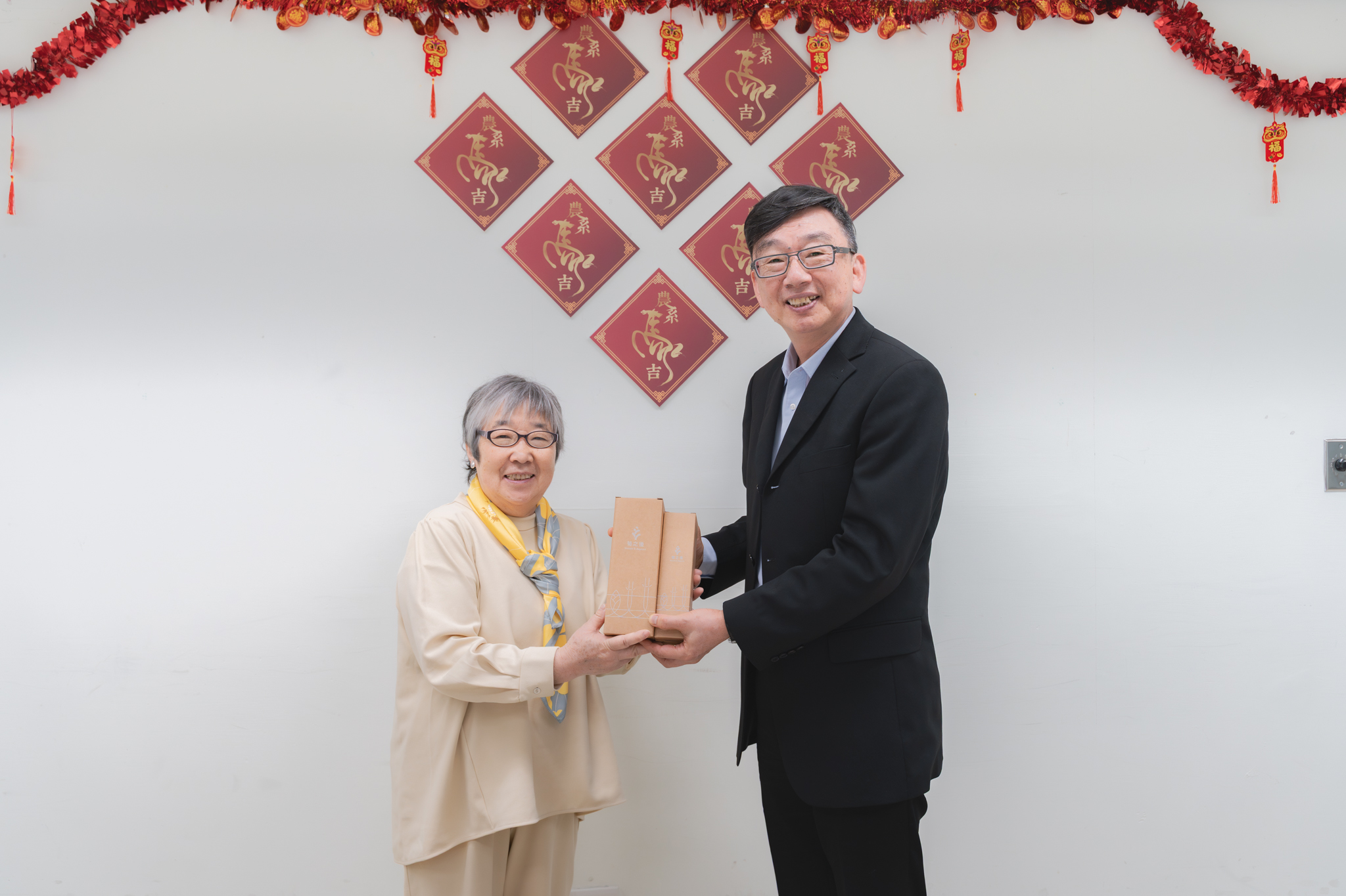 日本有機農業振興協會理事長高橋優子女士與農業局長諶錫輝互相致贈紀念品