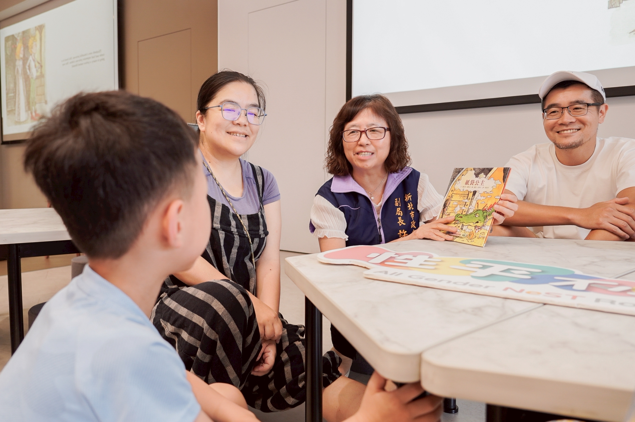 新北社會局與台灣不會教小孩行動聯盟舉辦性平繪本共讀活動，引導親子一起認識性別多樣性與性別平等