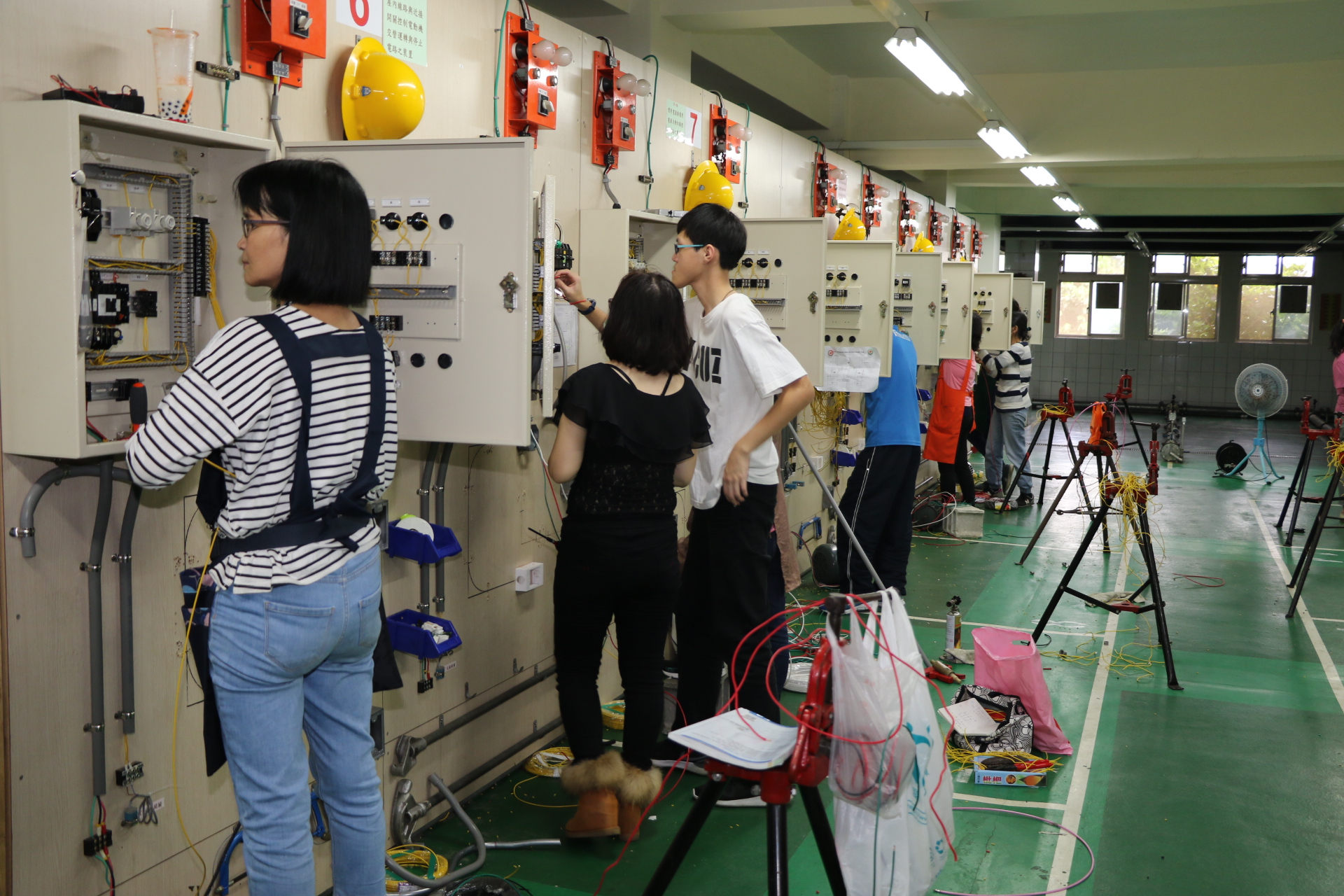 新北市社會局結合勞工局職訓中心，為婦女開辦水電培訓專班，打破性別刻板印象，培養女性專業技術人才。