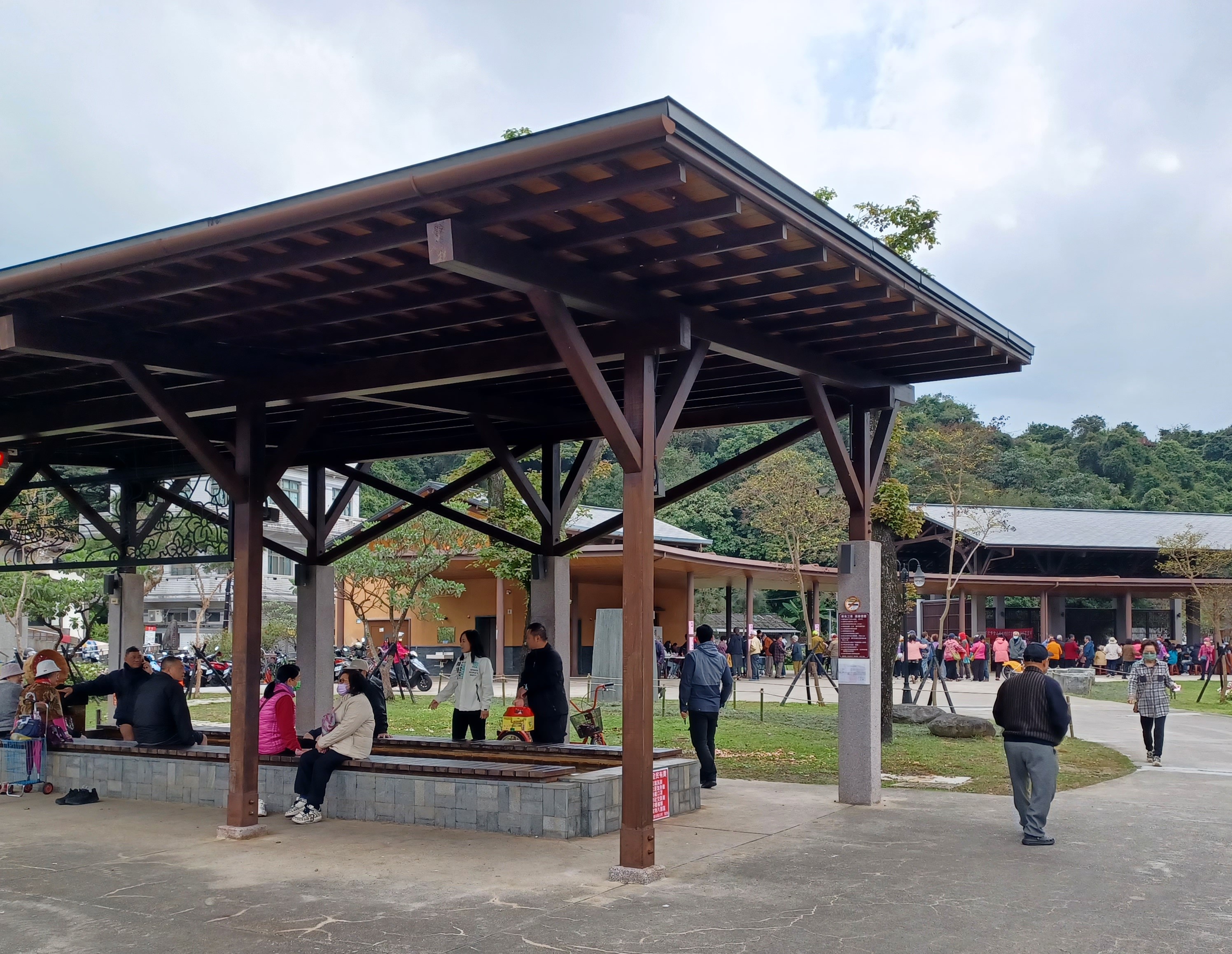 金山中山溫泉公園內設有溫泉泡腳設施，搭配平緩的步行動線與休憩座椅，讓不同年齡層都能依自身節奏使用空間