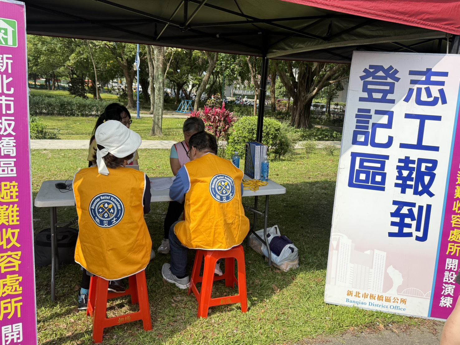 3.志工報到登記，由志工團體及防災士協助收容所開設