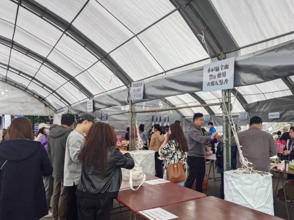 新北市軍人忠靈祠將祭祀區域由室內延伸至戶外，更為寬敞且通風的祭拜環境。