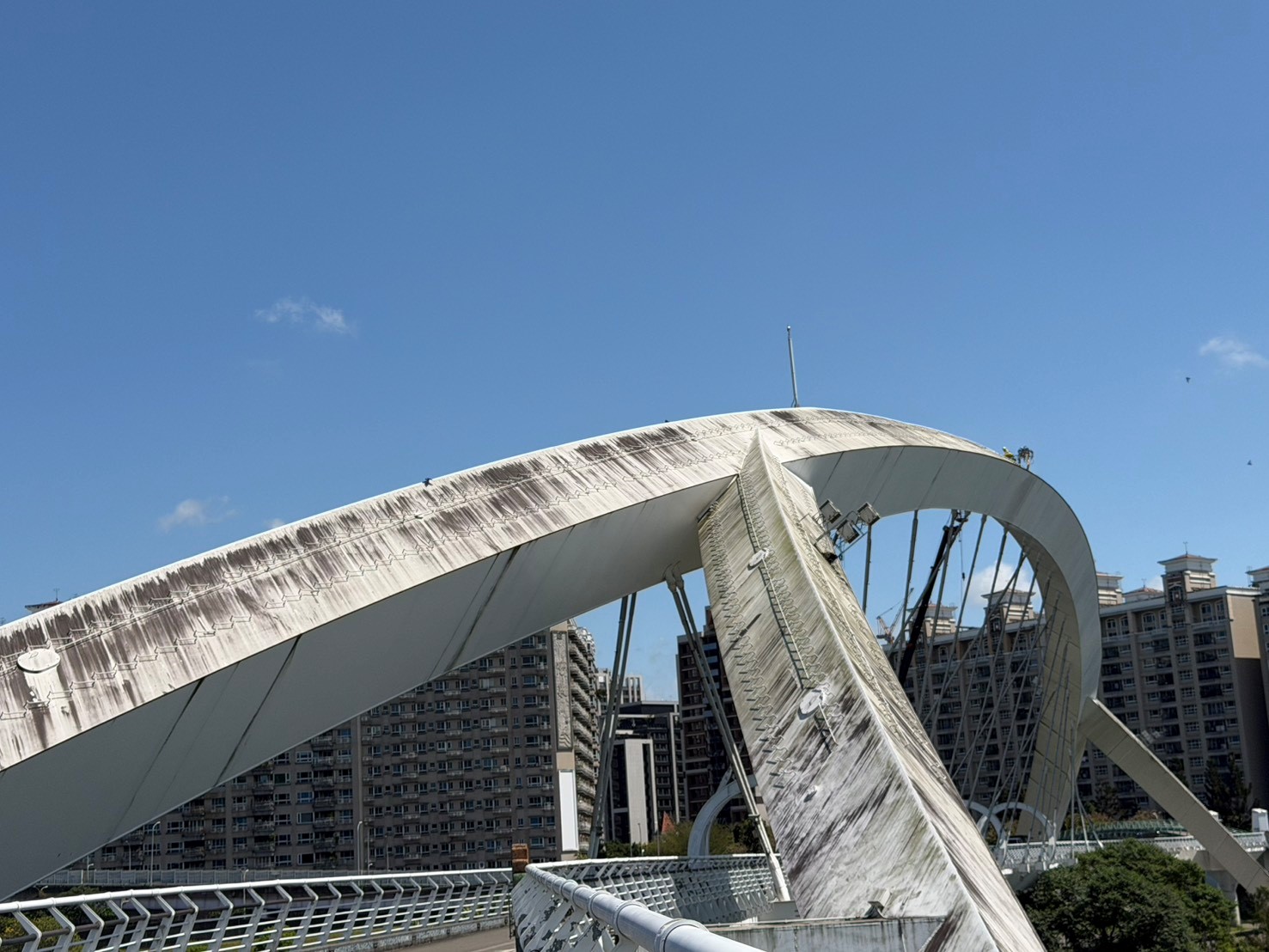 新店陽光橋髒汙影響整體景觀 高灘處319起安排清洗作業