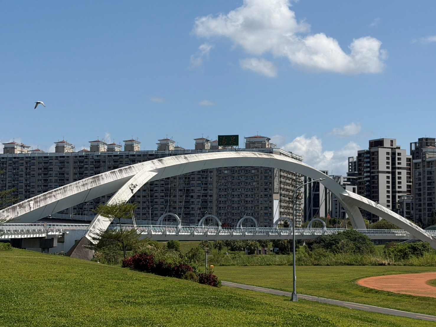 新店陽光橋長期受天侯影響造成髒汙 高灘處安排清洗作業