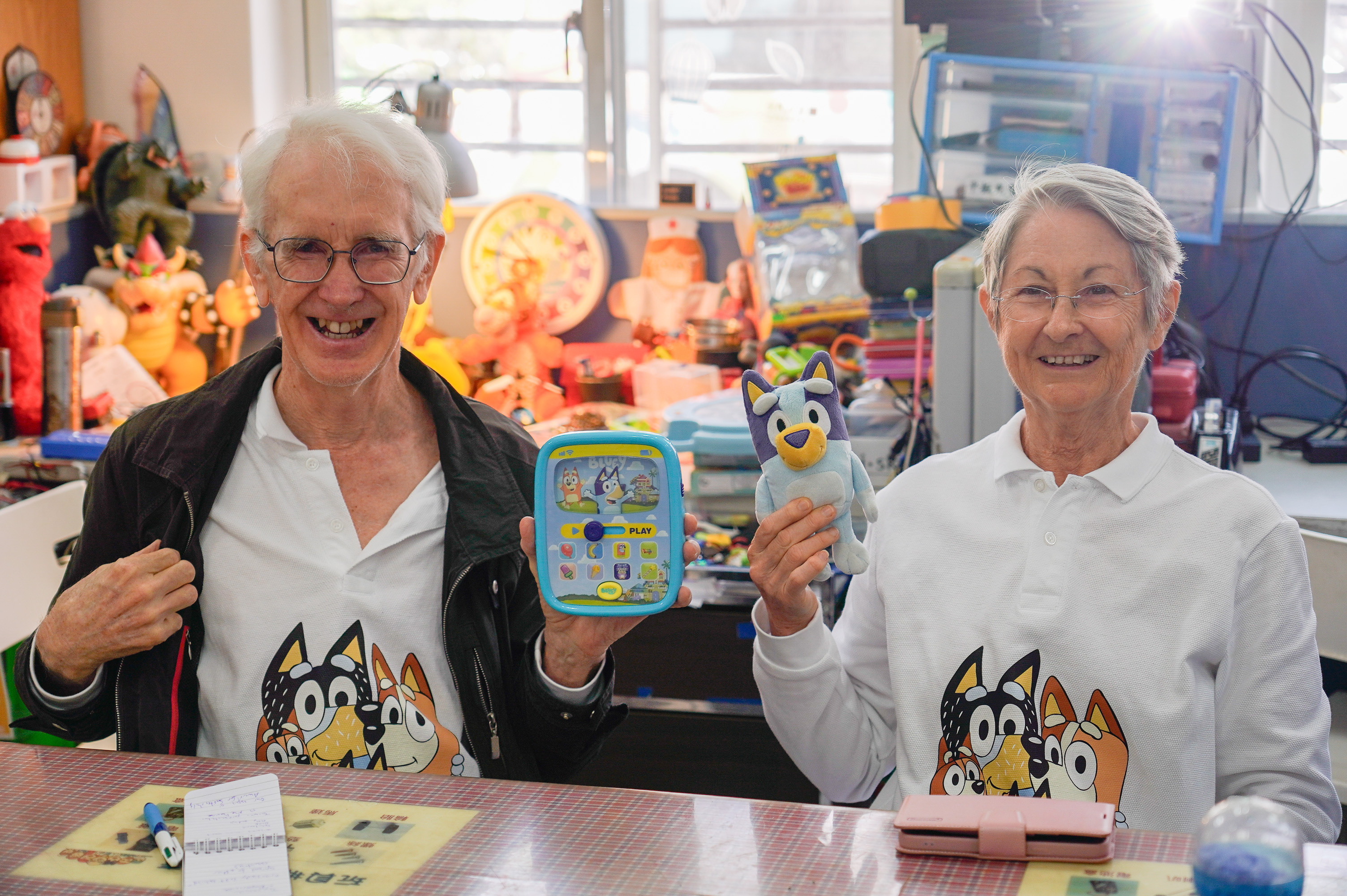  參訪團Robyn和 Steven Davis夫婦穿著澳洲《妙妙犬布麗》的T恤，新北市玩具銀行LuLu立即找來回收的布麗玩具，令兩人非常的開心。