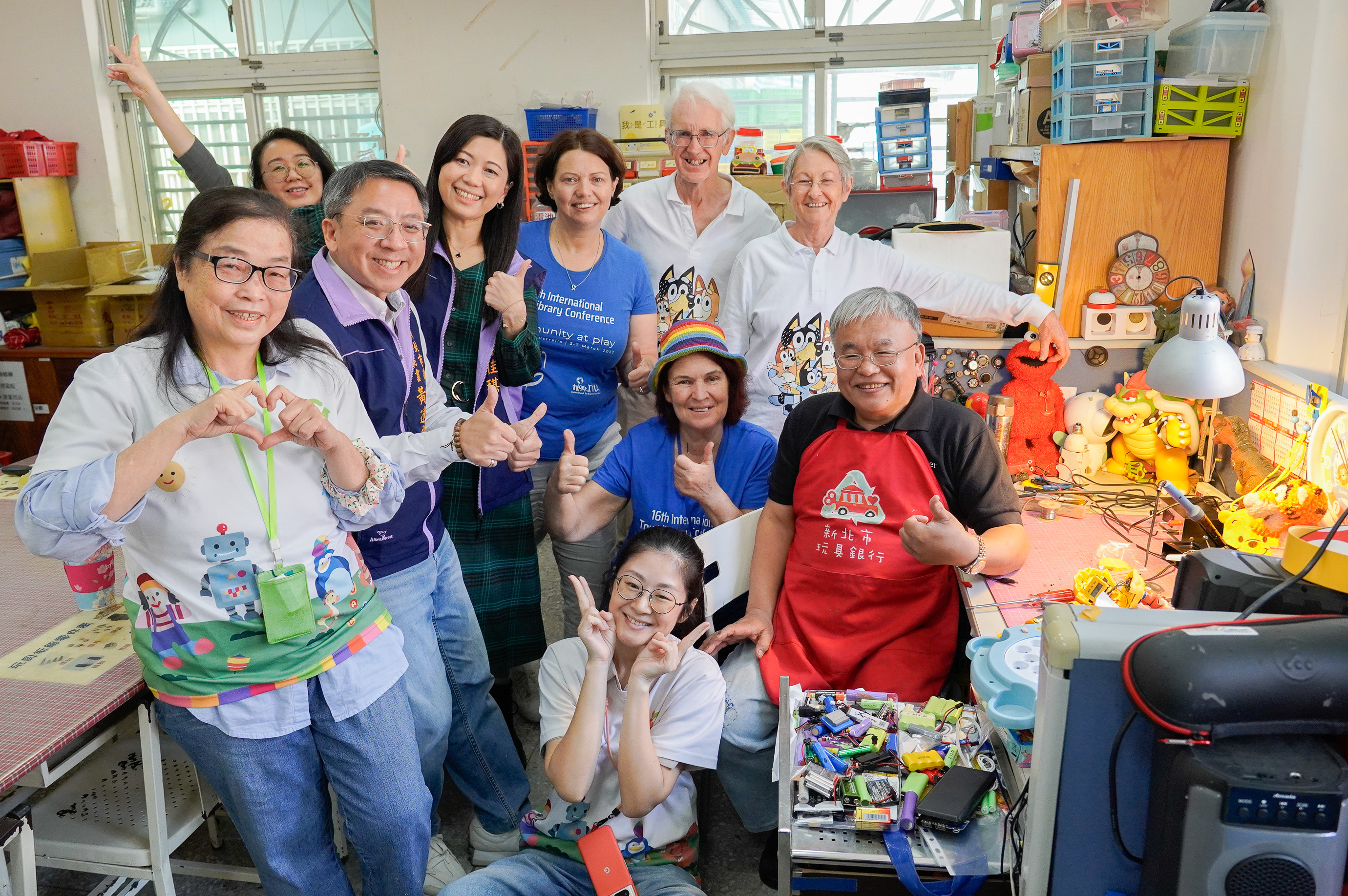 澳洲玩具圖書館總會訪新北玩具銀行 左1為台灣玩具圖書館協會理事長余良玲