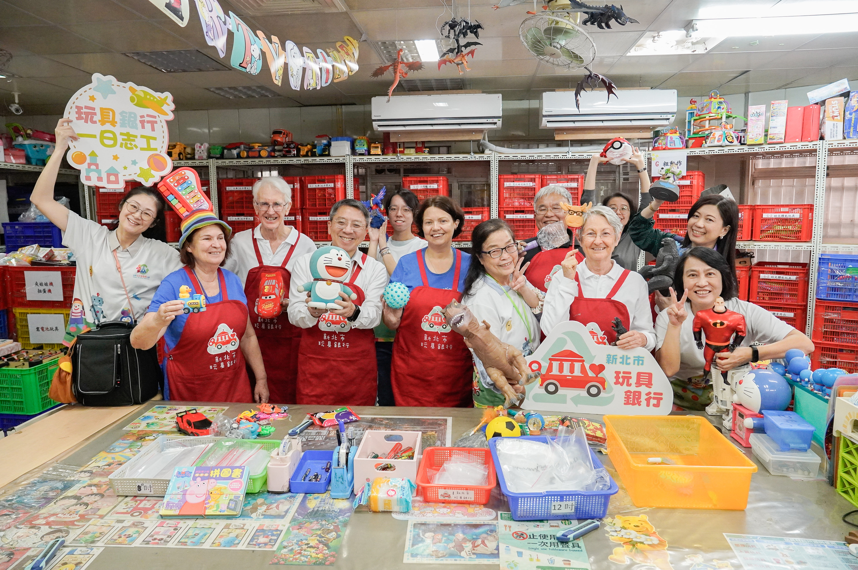  澳洲玩具圖書館總會訪新北玩具銀行 前排左三為執行長 Debbie Williams 前排右3為台灣玩具圖書館協會理事長余良玲