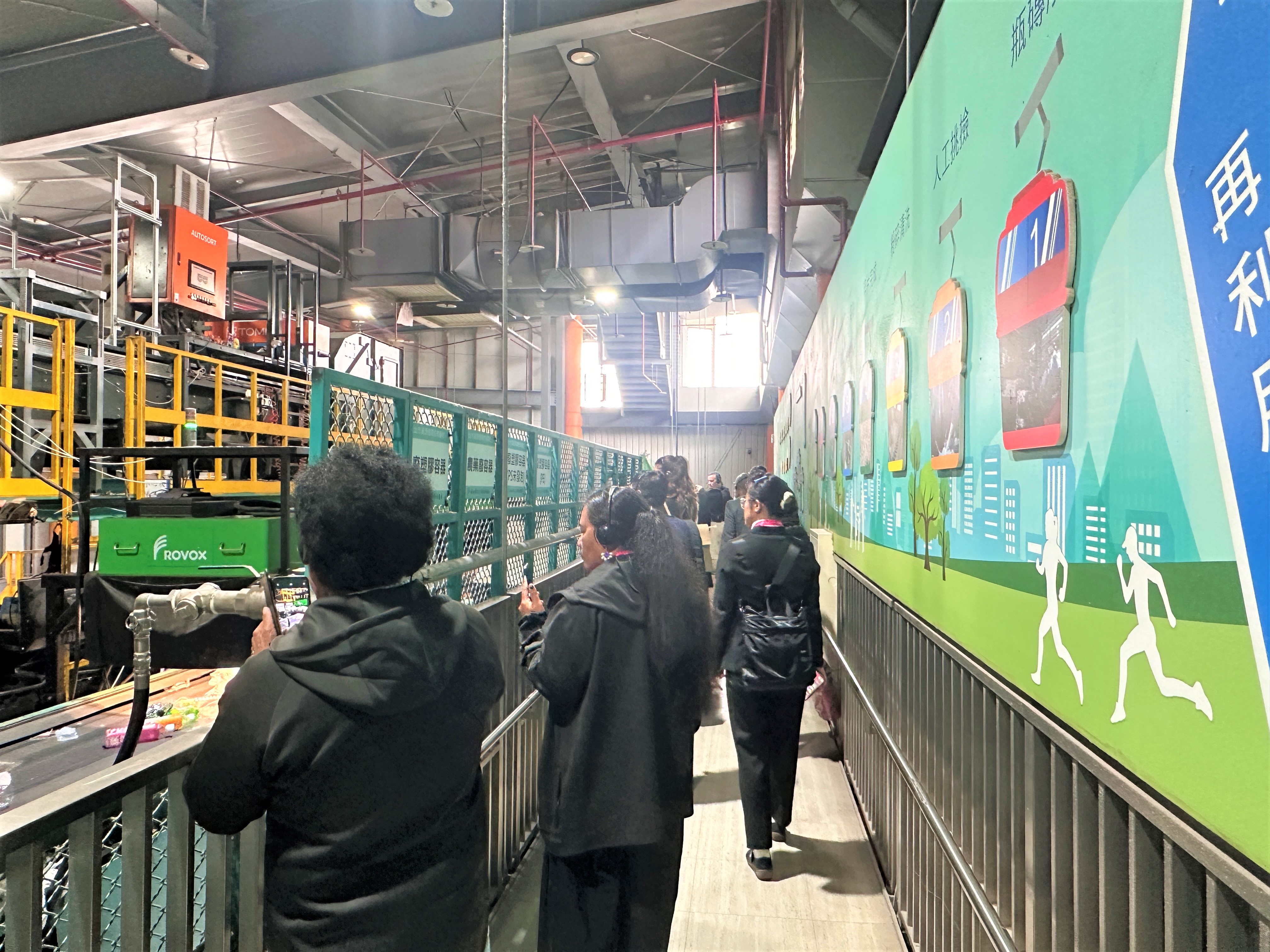 外賓參訪「新北AI智慧分選廠」了解資源回收物的循環旅程，展現AI智慧辨識精準分類各類型的資源回收物