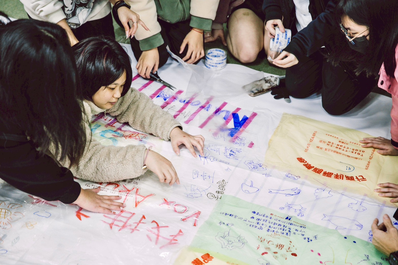 新北市美術館透過工作坊邀請民眾參與創作，以回收塑膠袋進行繪製與拼貼，實踐藝術與環境永續的結合。