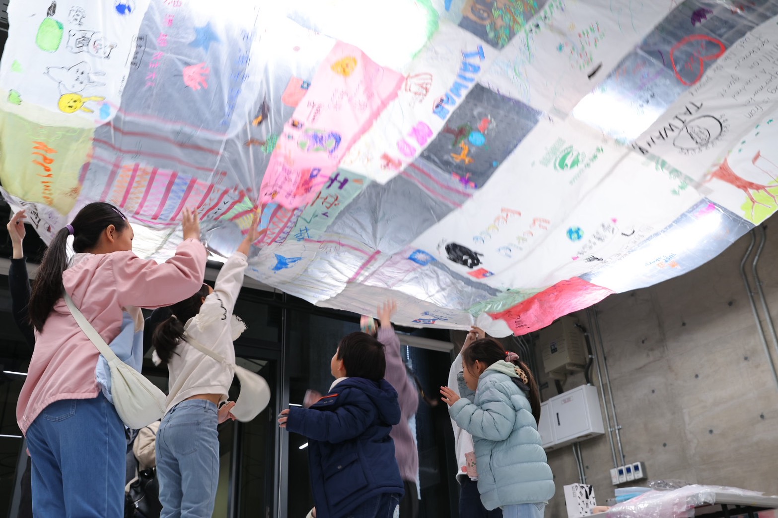 民眾參與「太陽能飛行博物館」工作坊，完成的作品將於展覽中呈現。