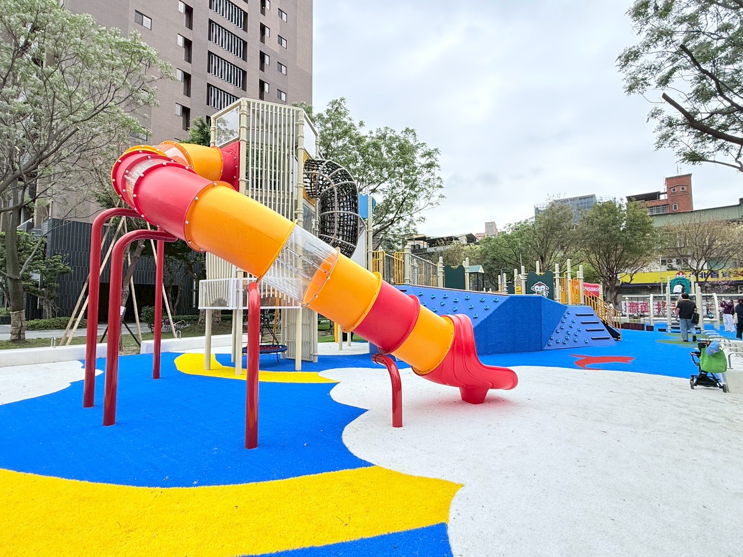 1.溪頭公園大型複合式遊戲場