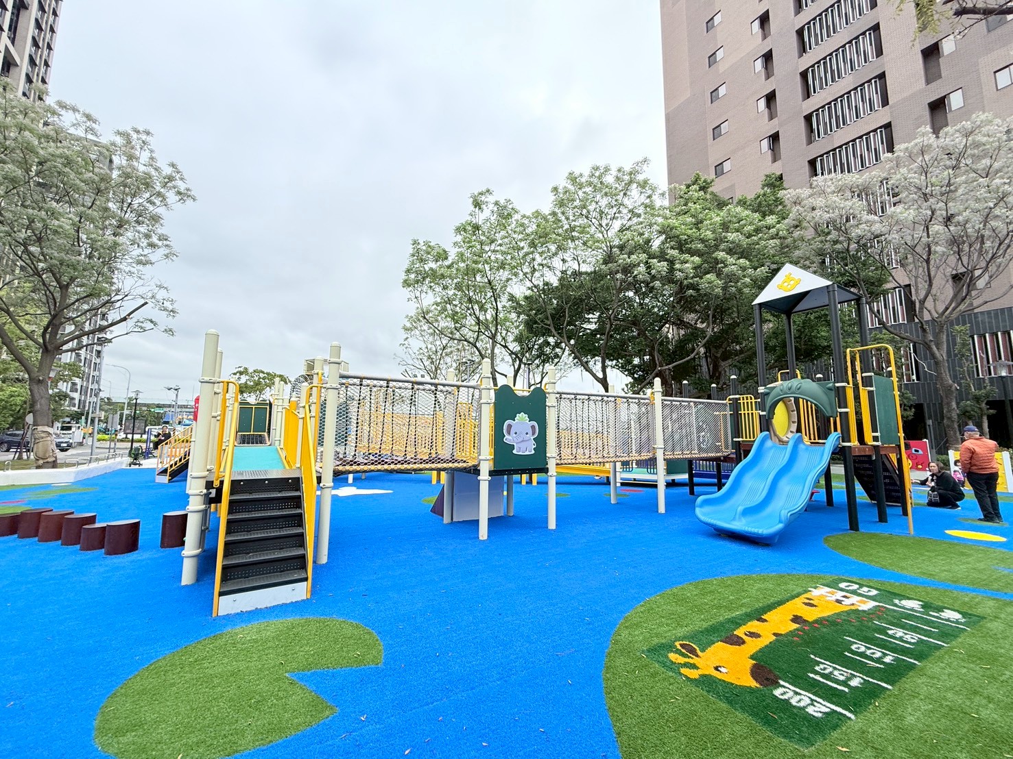 5.周邊配置共融溜滑梯