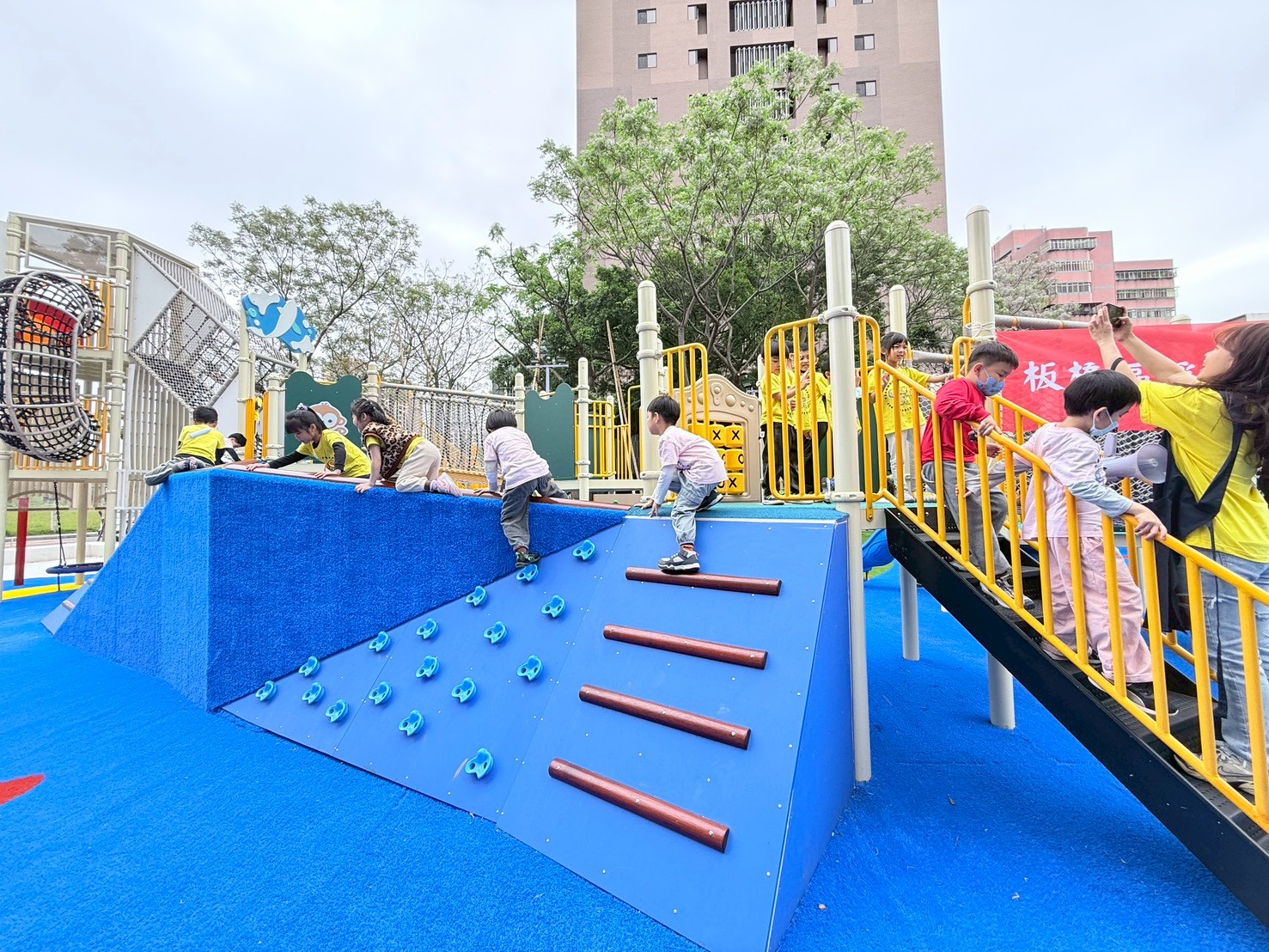 8.小朋友開心遊玩遊戲場設施