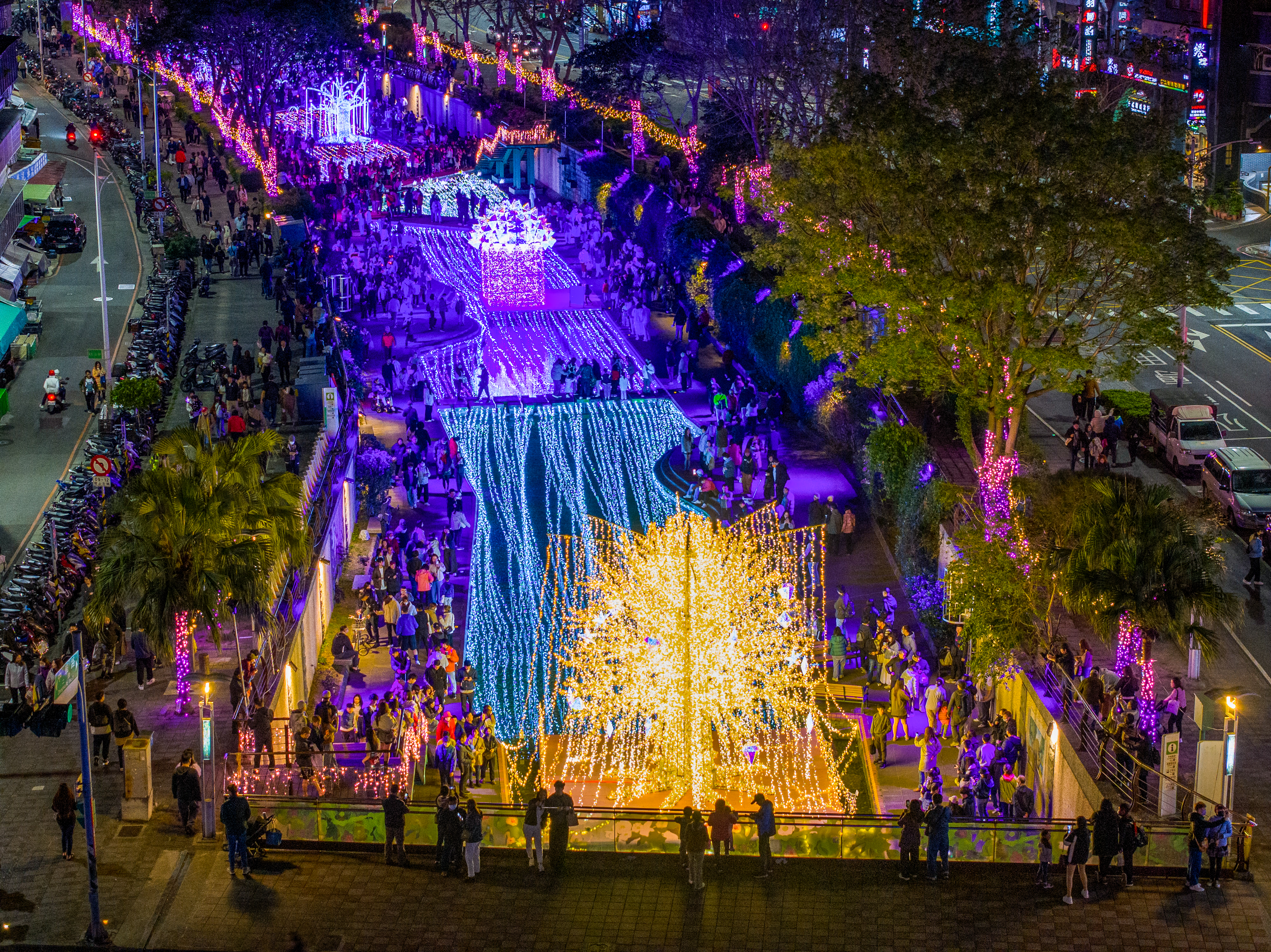 人氣爆棚的中港光雕展，白色情人節當天湧入人潮達 13萬人次