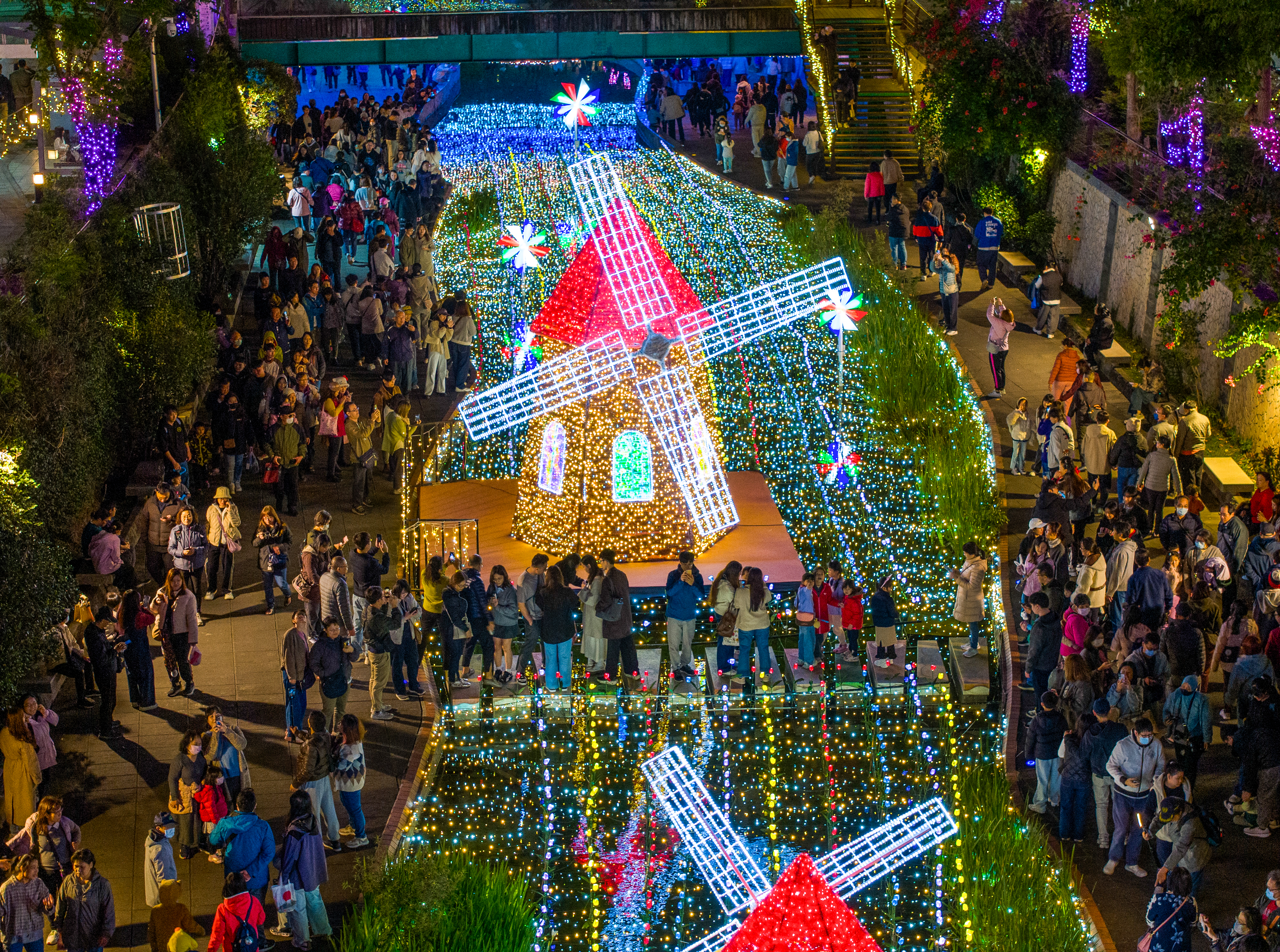 中港光雕展開幕僅兩週參觀人潮已突破58萬人次創下佳績