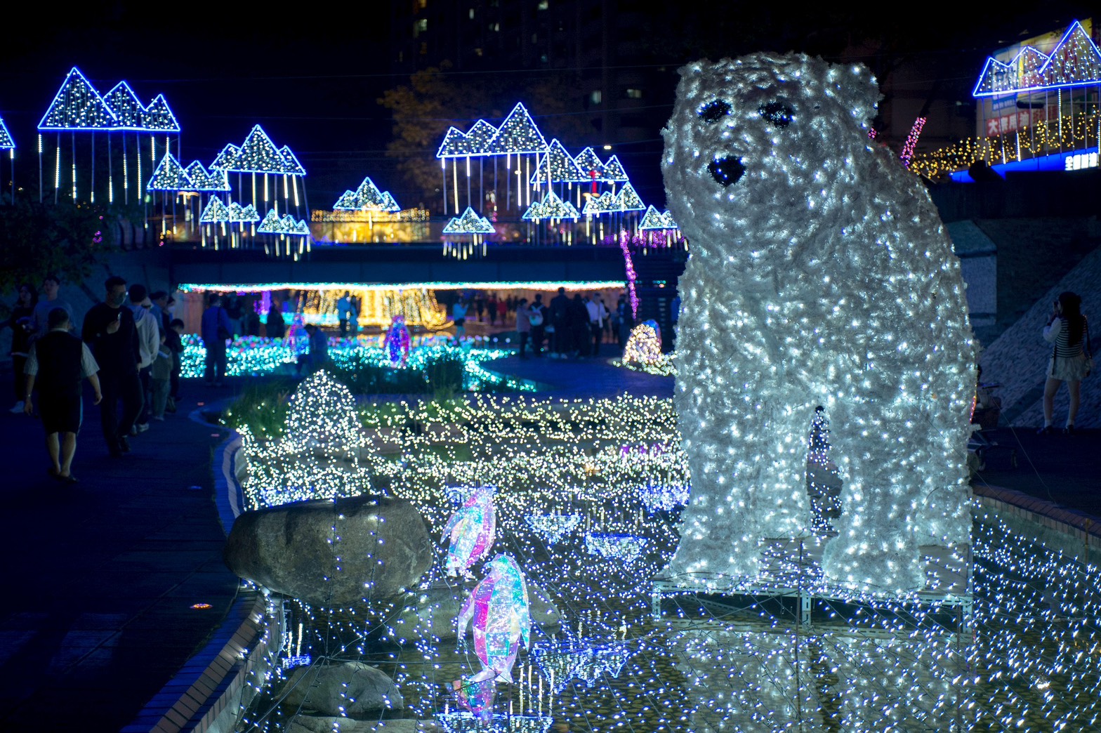 北極熊與企鵝跨越極地在燈海中奇幻同框