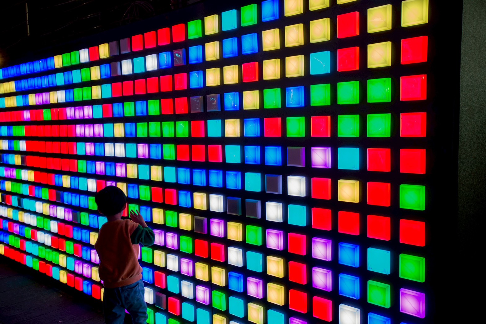 河廊內設置繽紛光磚牆一按就變色讓孩子玩得愛不釋手