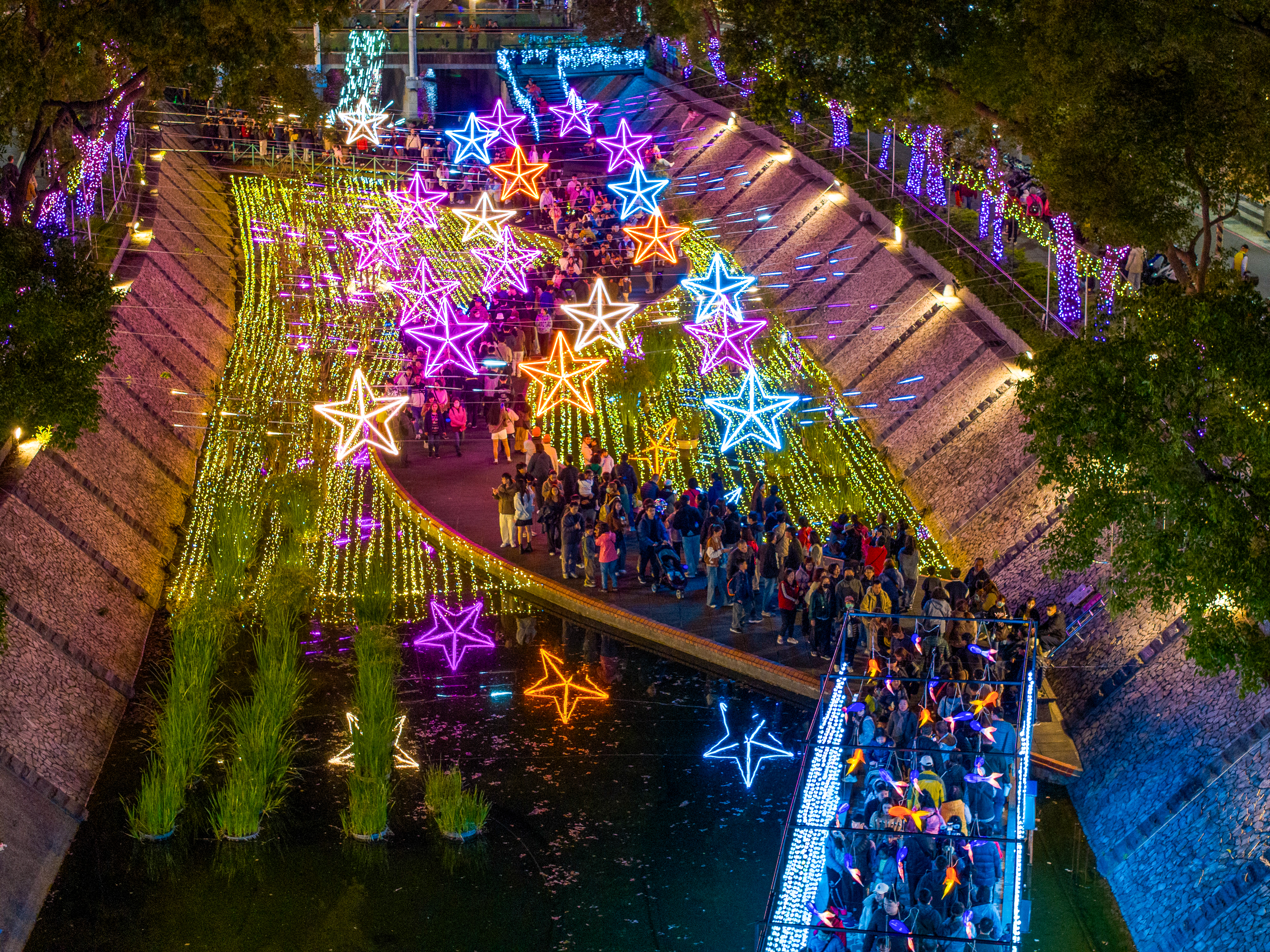 璀璨燈海點亮中港大排民眾湧入共賞