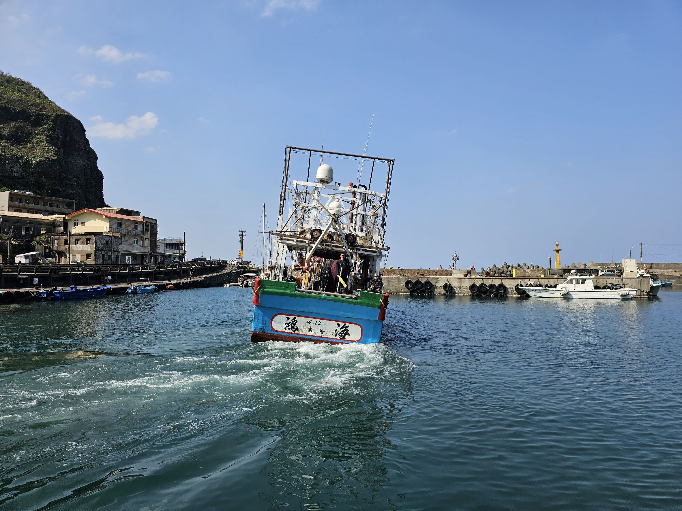 鼻頭漁港漁船出航