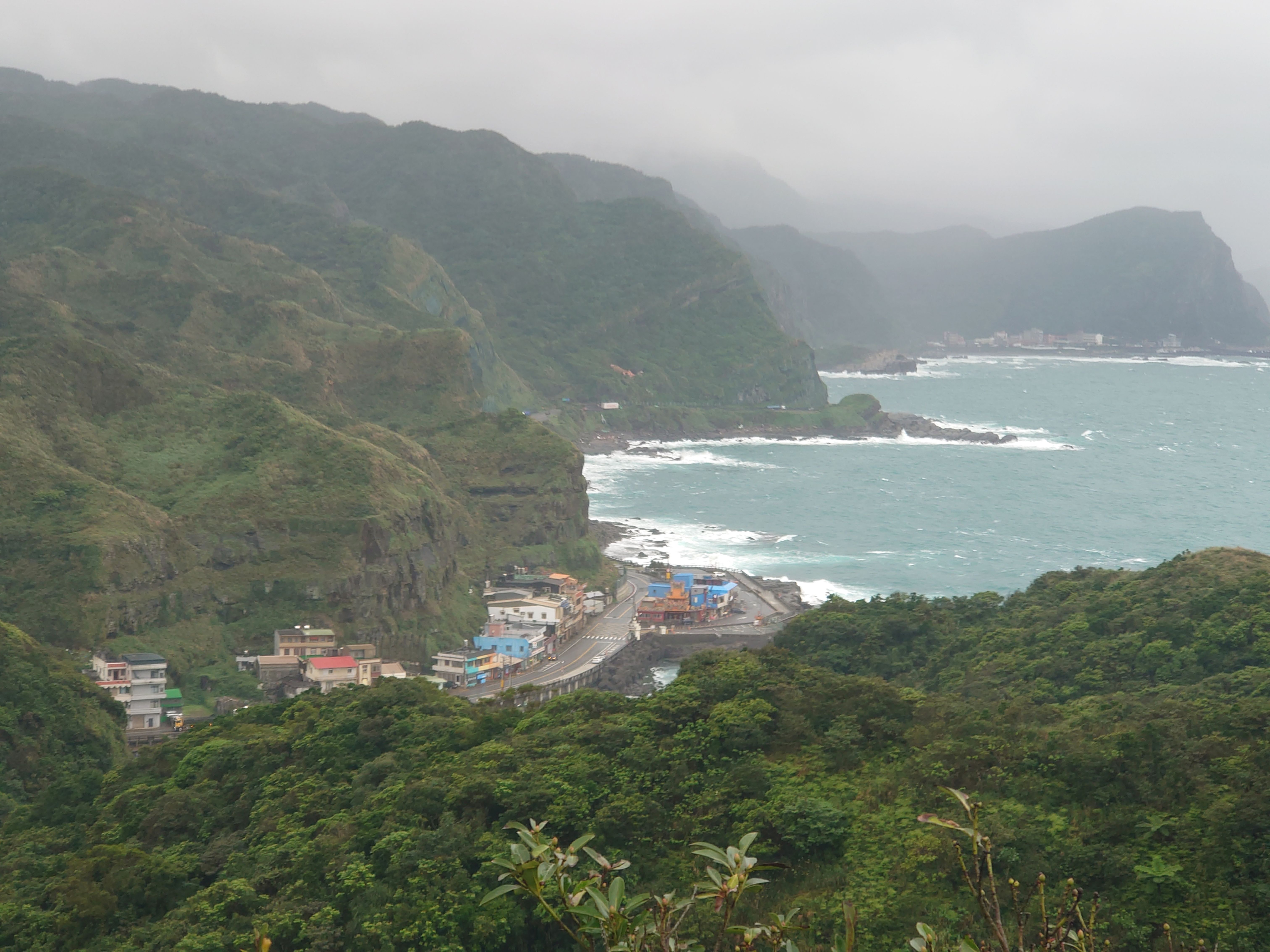 鼻頭角步道俯瞰鼻頭漁港