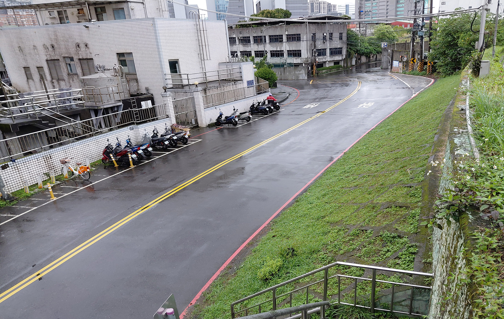 3月23日至28日每日上午9時至11時及下午2時至4時進行施工交維，寶高路將封閉請改道行駛