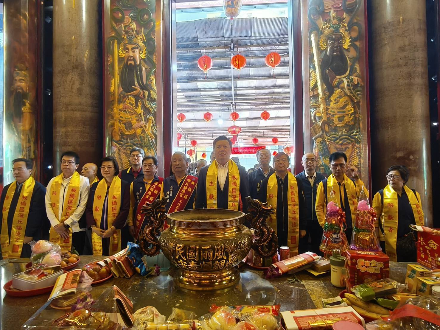 副市長朱惕之率領市府團隊與深丘福德宮委員共同參香，祈求新北市民平安順遂。