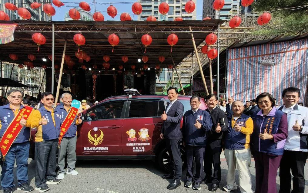 新北市副市長朱惕之代表市府，接受深丘福德宮捐贈勘災指揮車。