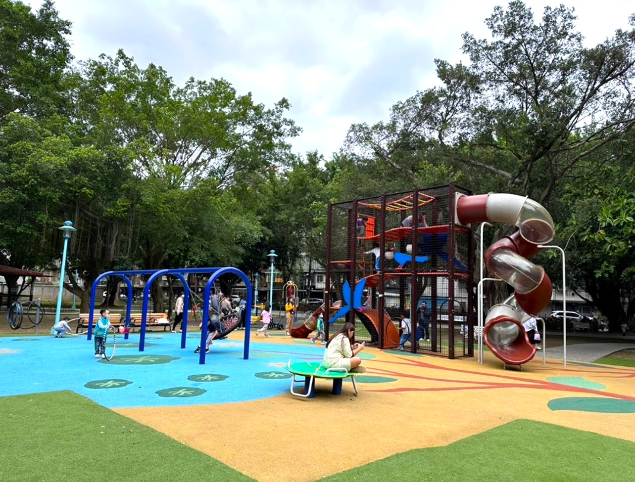 中和自強公園遊戲場域設有木棧平台、滑索設施，營造出如同山林探險般的遊戲體驗