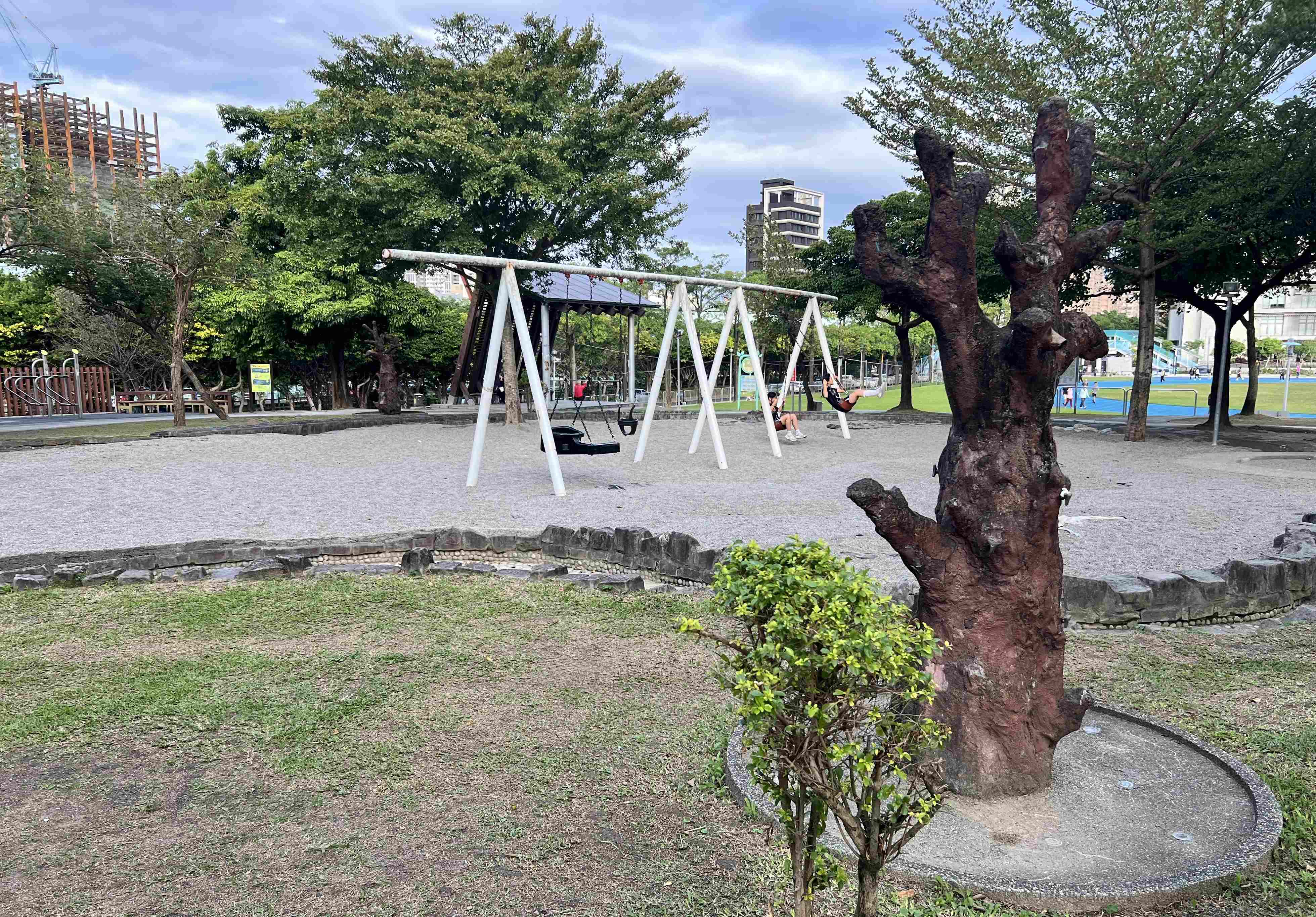 中和錦和運動公園寬闊綠地與沙坑遊戲場，是孩子探索自然的樂園