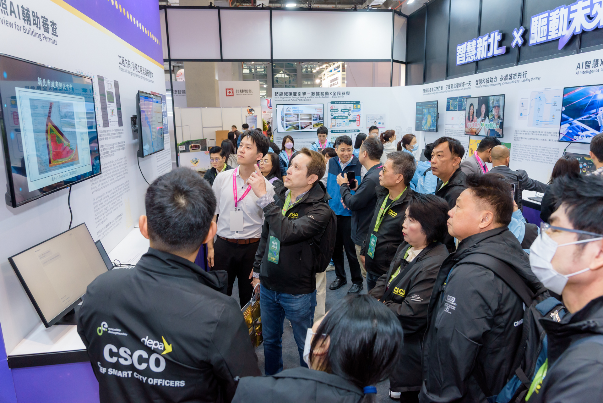 新北市政府受邀參加「2026智慧城市展暨淨零城市展」，吸引大批參觀者與多國外賓觀展交流，甚至主動邀請新北市府團隊到國外參展，凸顯新北智慧治理的國際影響力。