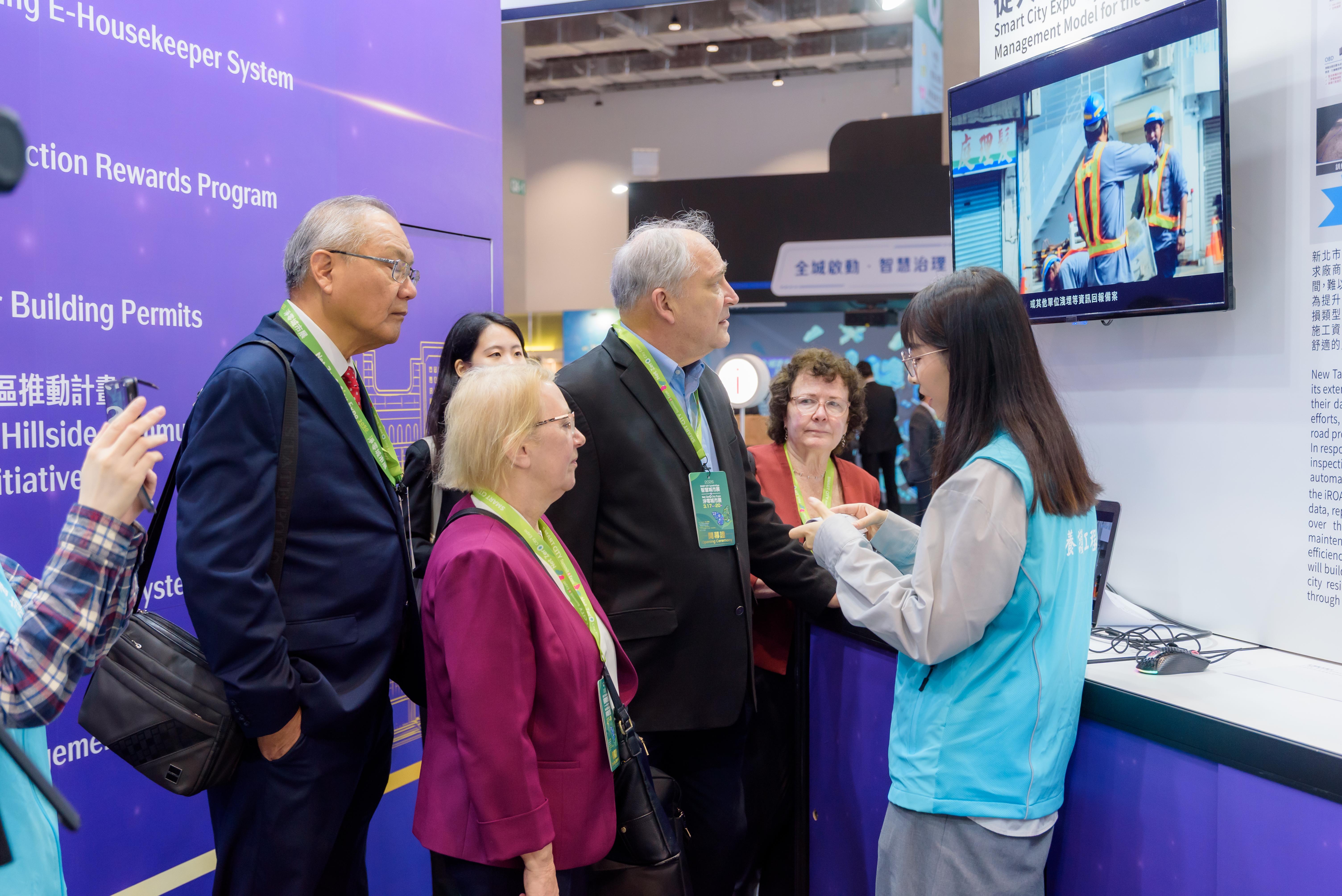 全國首創的「新北市建築執照AI輔助審查」，在智慧城市展受到外賓關注接連提問，市府專業同仁以流利英文解說導覽，現場氣氛熱絡，獲得外賓一致好評與高度興趣。