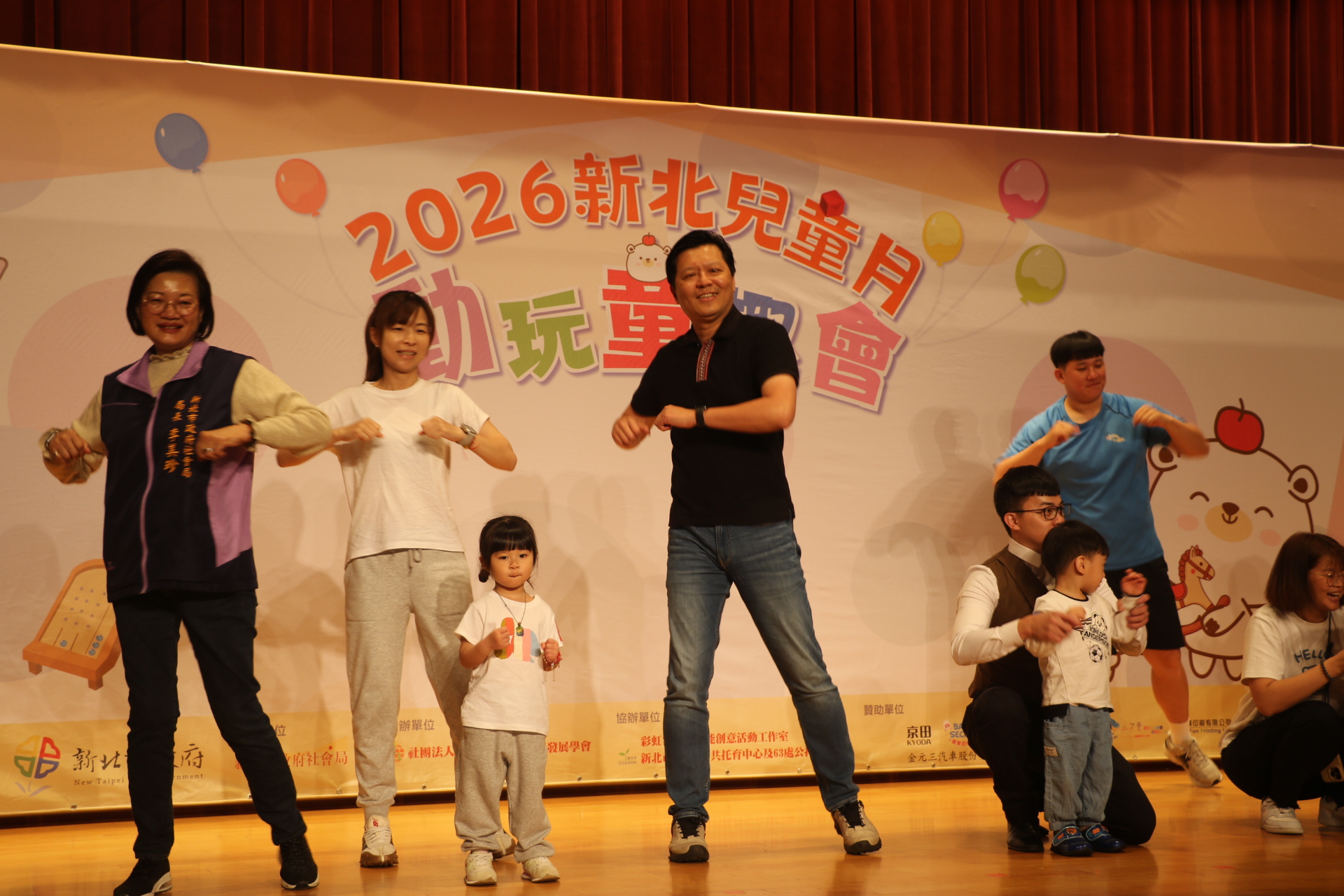  新北副市長朱惕之與社會局長李美珍（左1）和小朋友一起跳大會操