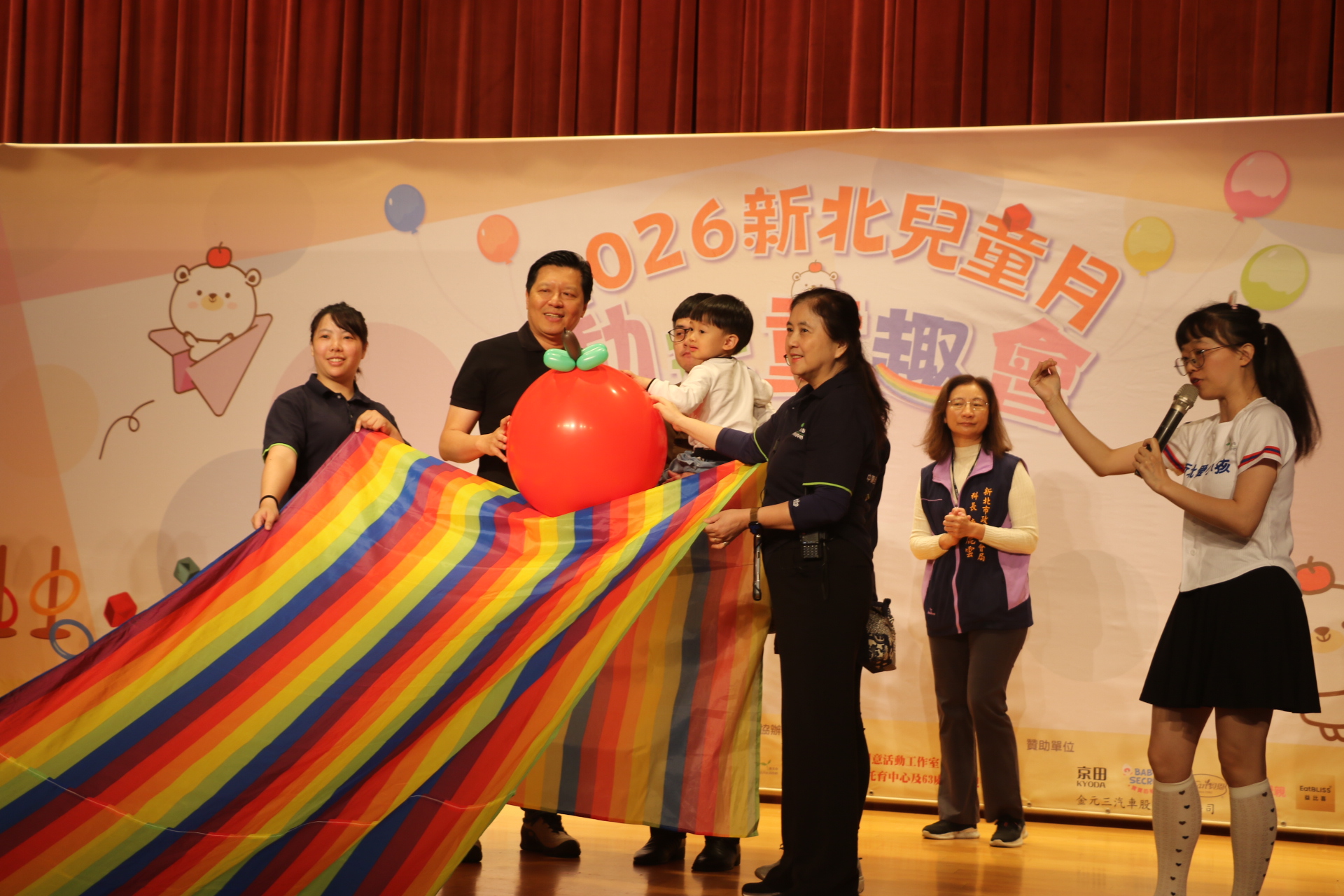新北副市長朱惕之與中華民國學前教育發展協會創會理事長羅秀麗（右3）一起將熊果球放下滑溜布，為兒童月揭開序幕。