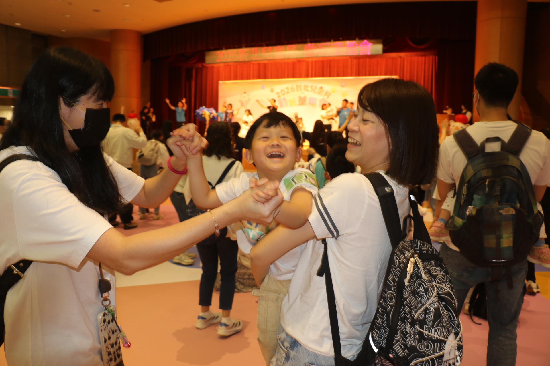  家長帶著幼兒參加活動 相當開心