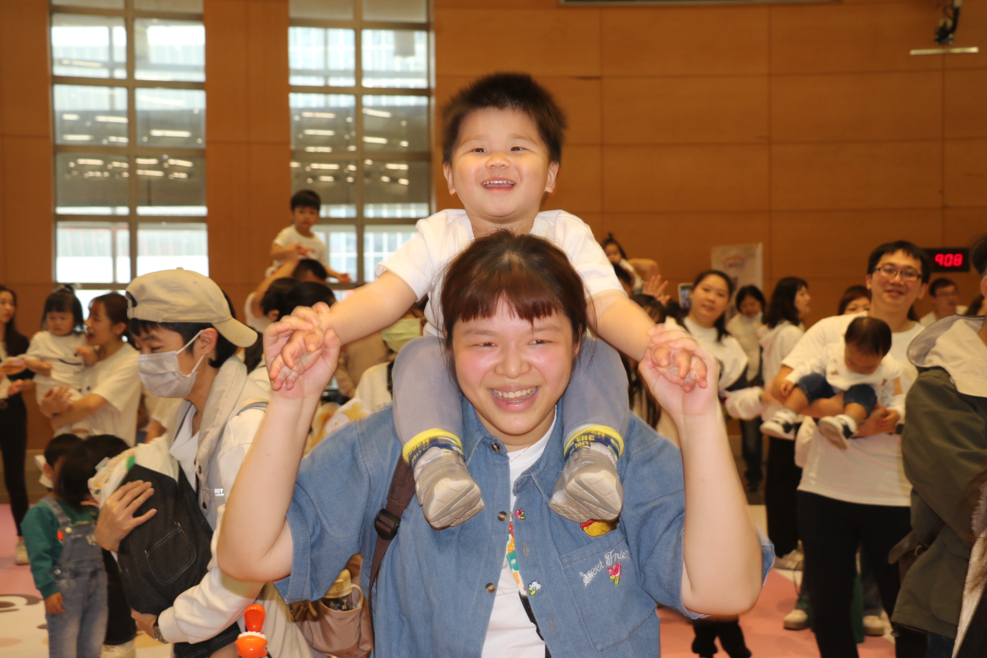  家長帶著幼兒參加活動