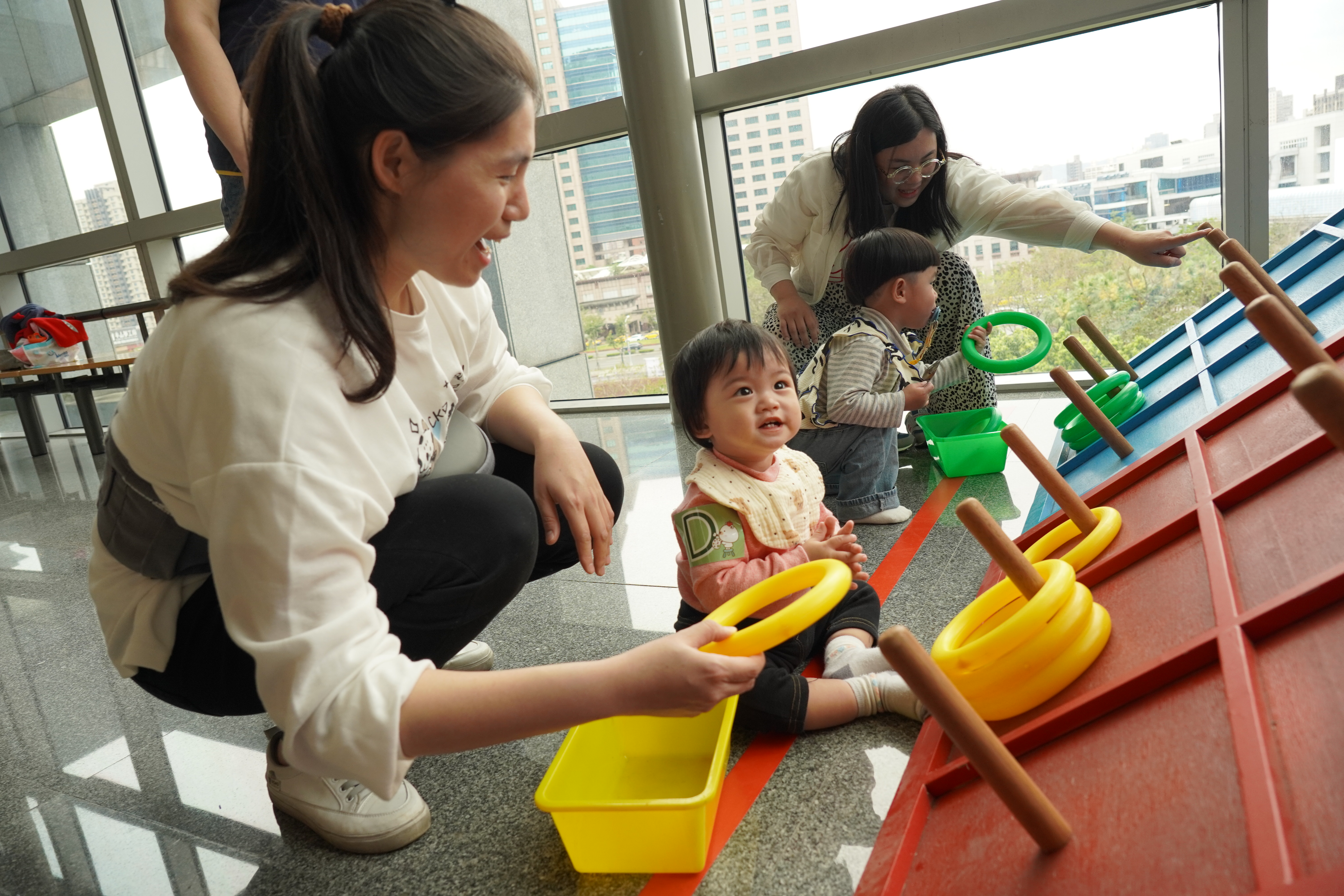  活動會場還設有套圈圈 讓親子互動