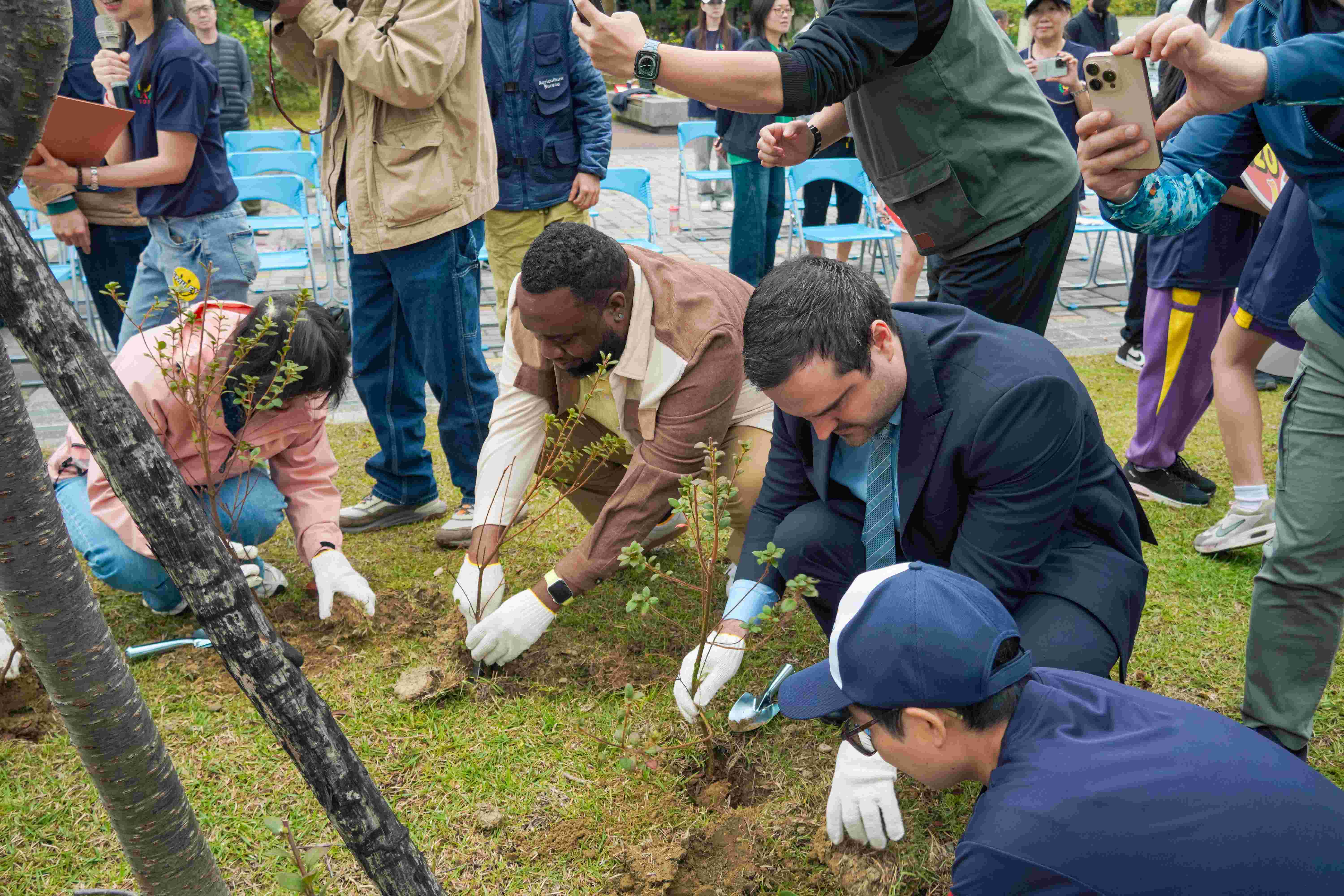 活動邀請聖克里斯多福及尼維斯大使Donya Lynex Francis及匈牙利貿易辦事處副代表Zsolt Wagner共同參與，與師生攜手種下樹苗，為校園注入永續發展的新契機