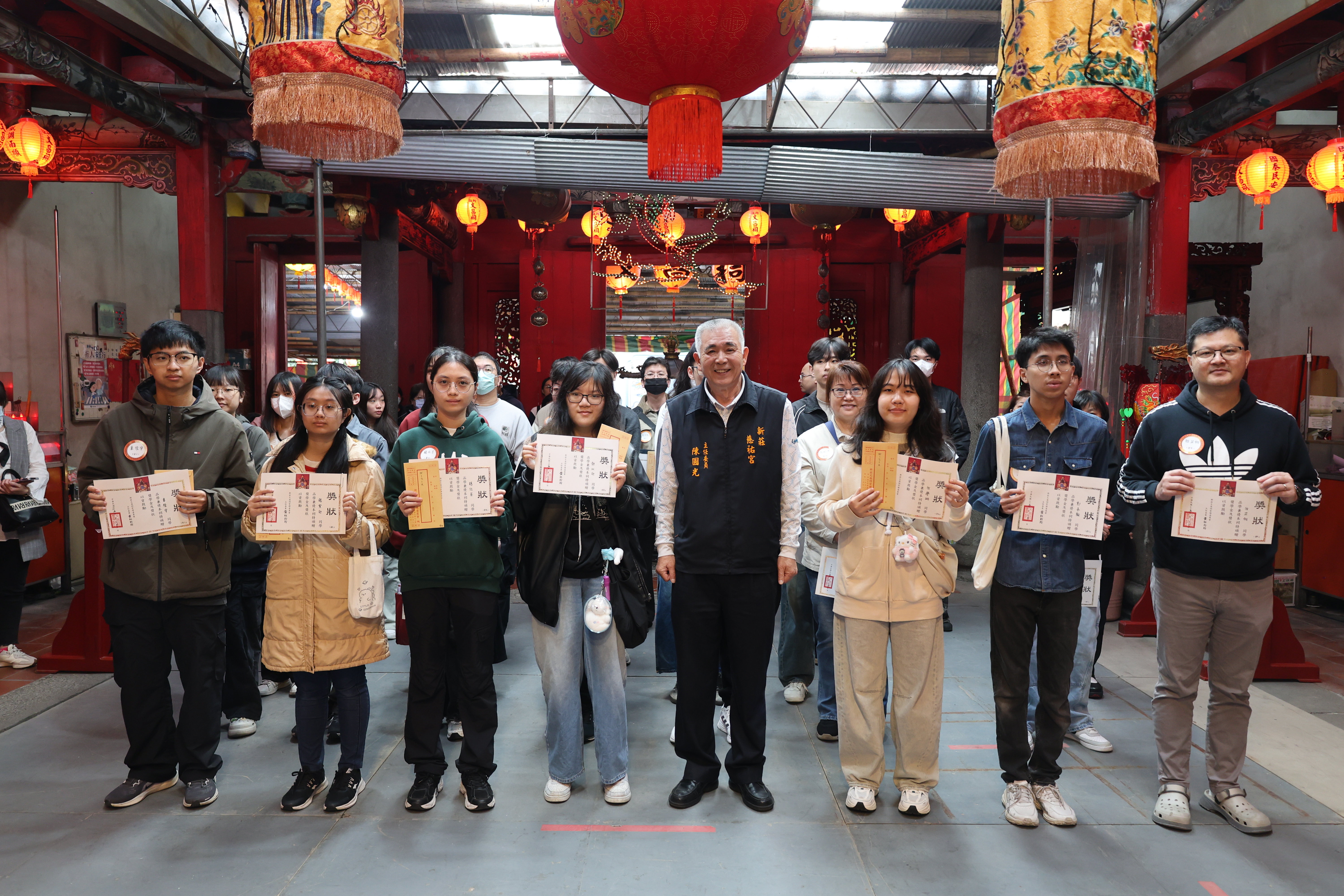 文昌祠常委陳圓光與獲獎學子合照