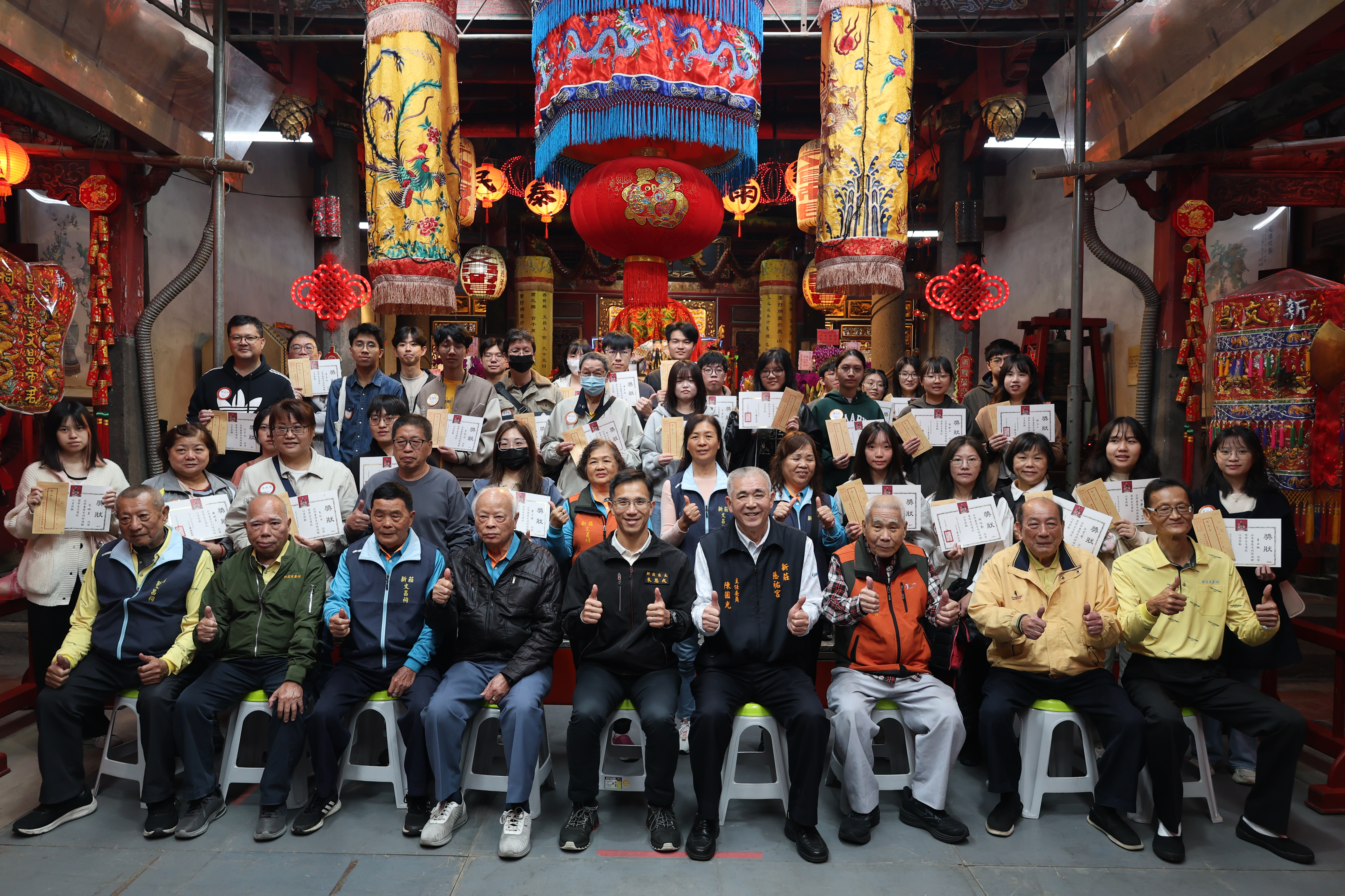 新莊區長朱思戎與廟方代表和獲獎學子合影