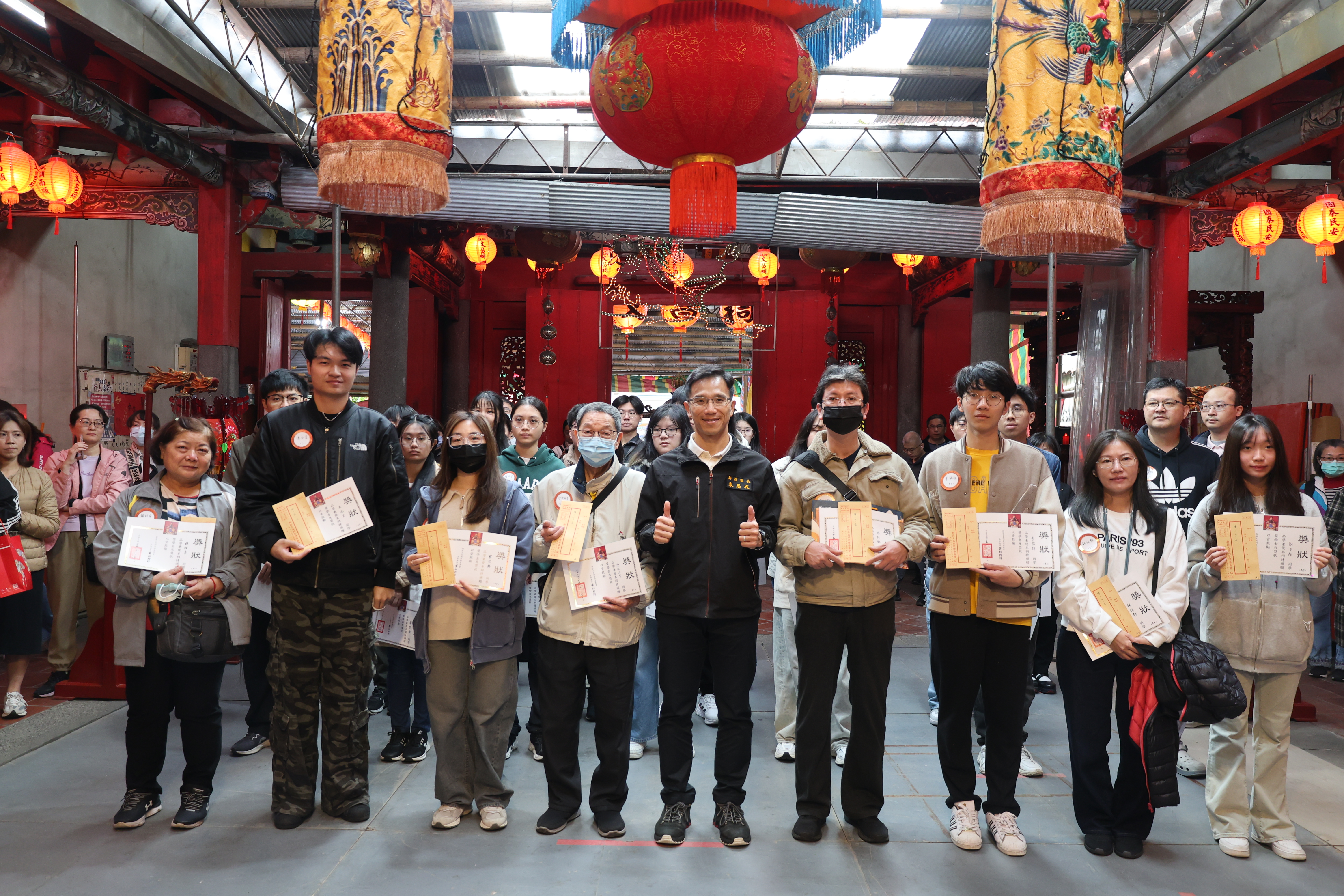 新莊區長朱思戎與獲獎學子合影